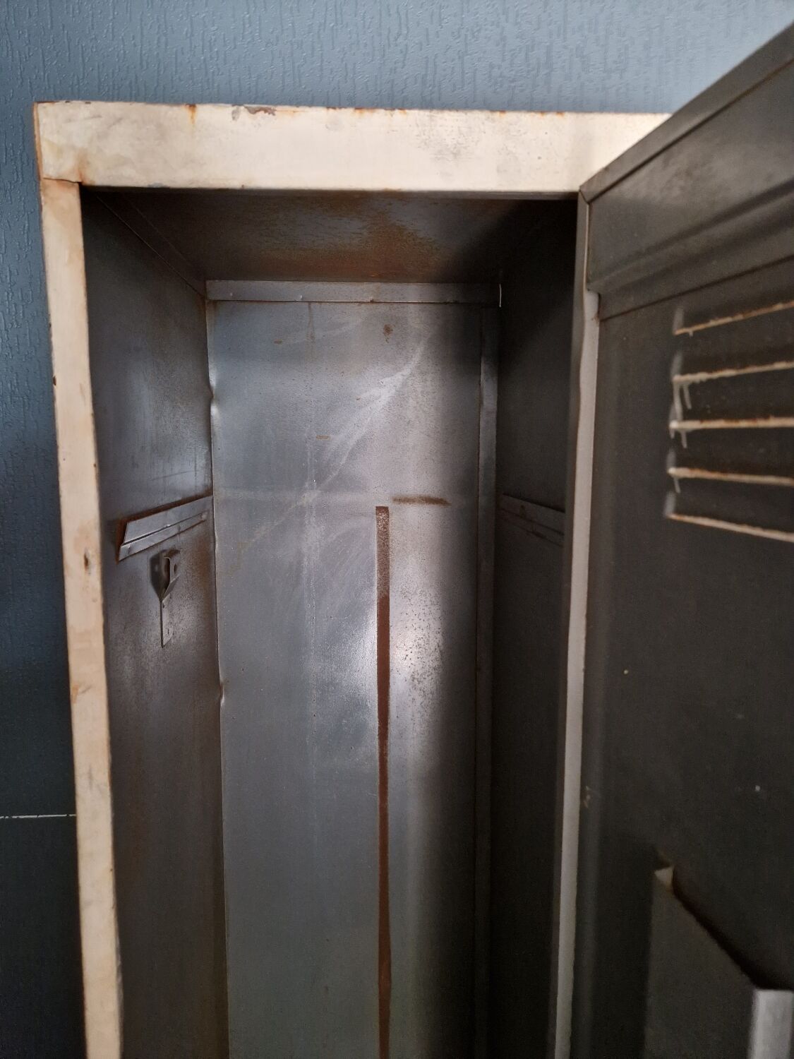 Old 3-door locker room