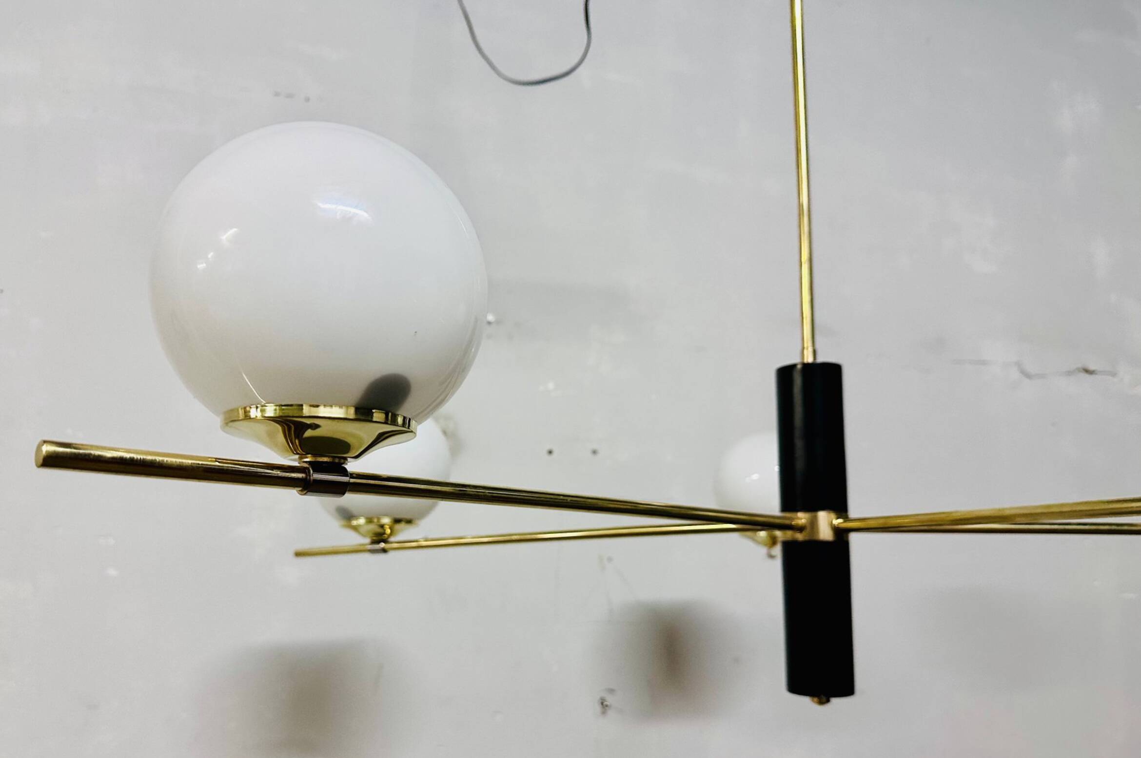 Lampadario con sfere opaline bianche, anni '60