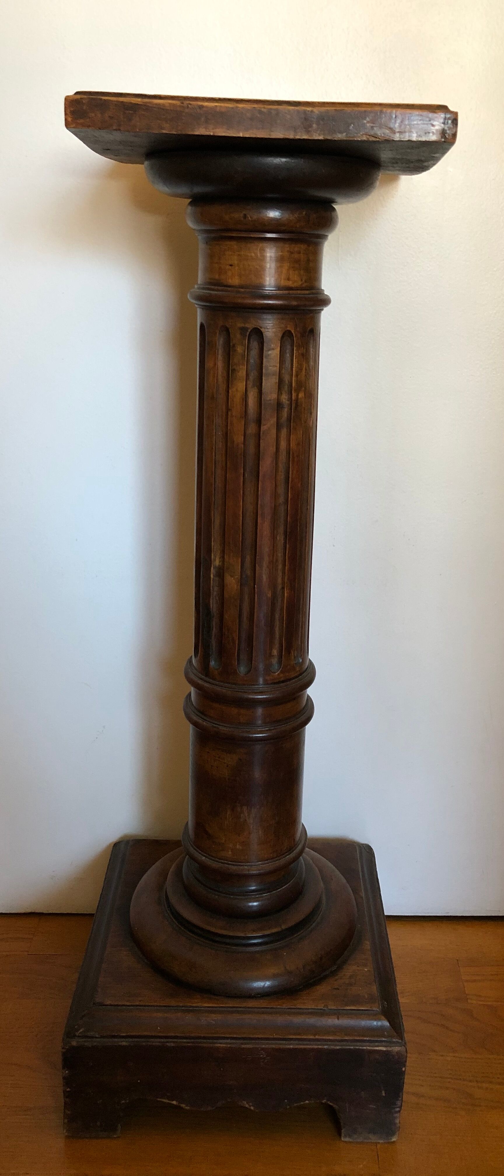 Wooden sellette column