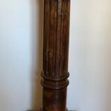 Wooden sellette column