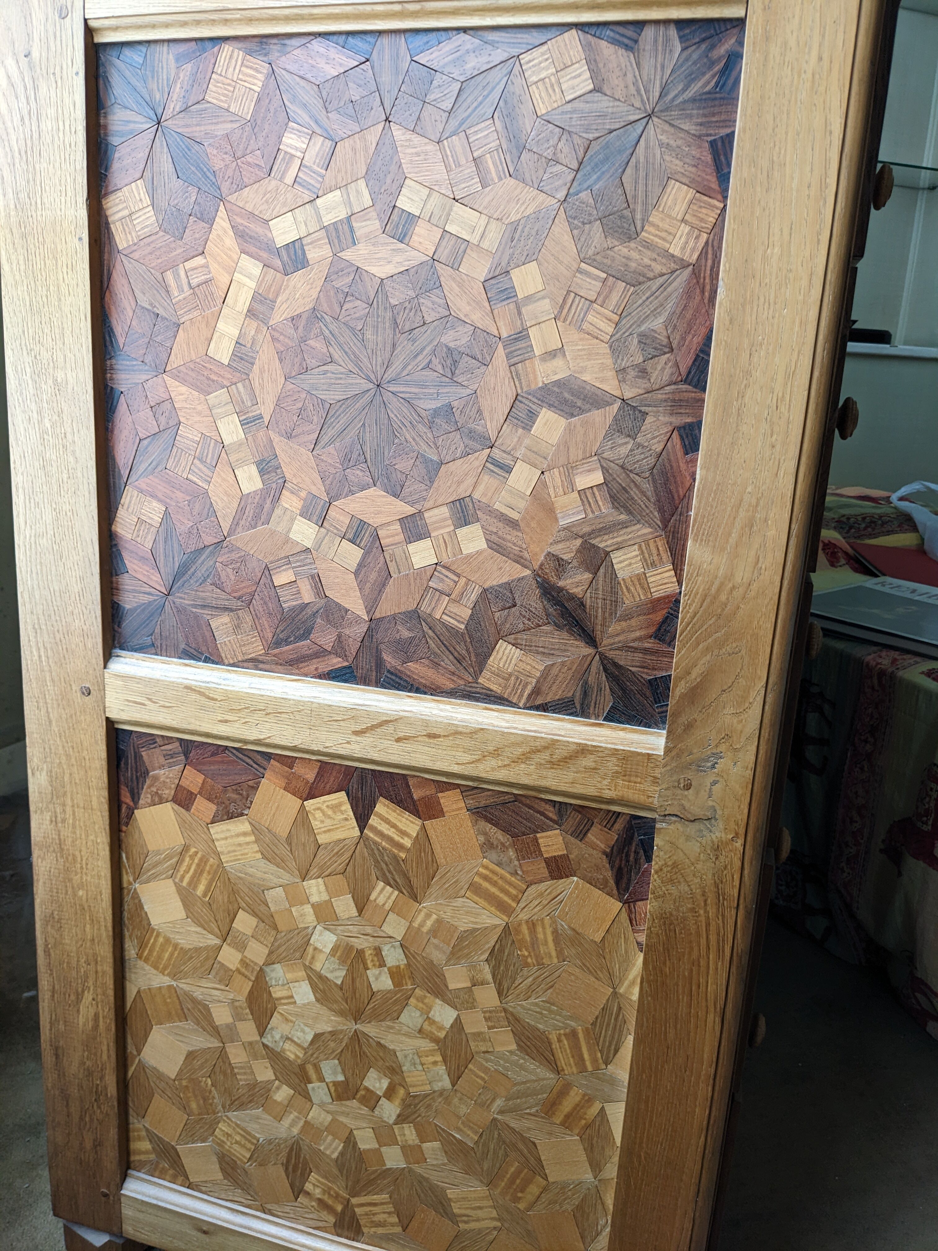 Marquetry chest of drawers