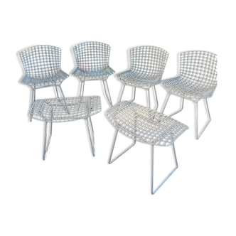 Chaises et repose pieds d'Harry Bertoia