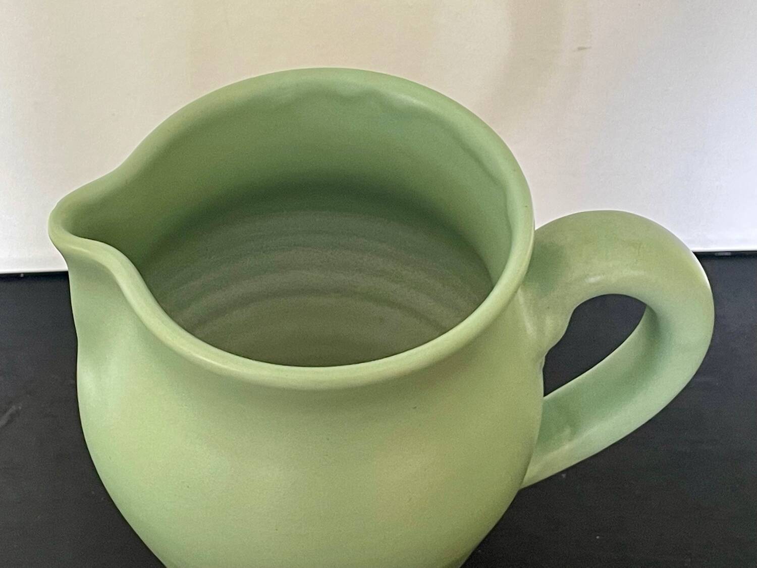 Pichet vert en céramique André Baud Vallauris
