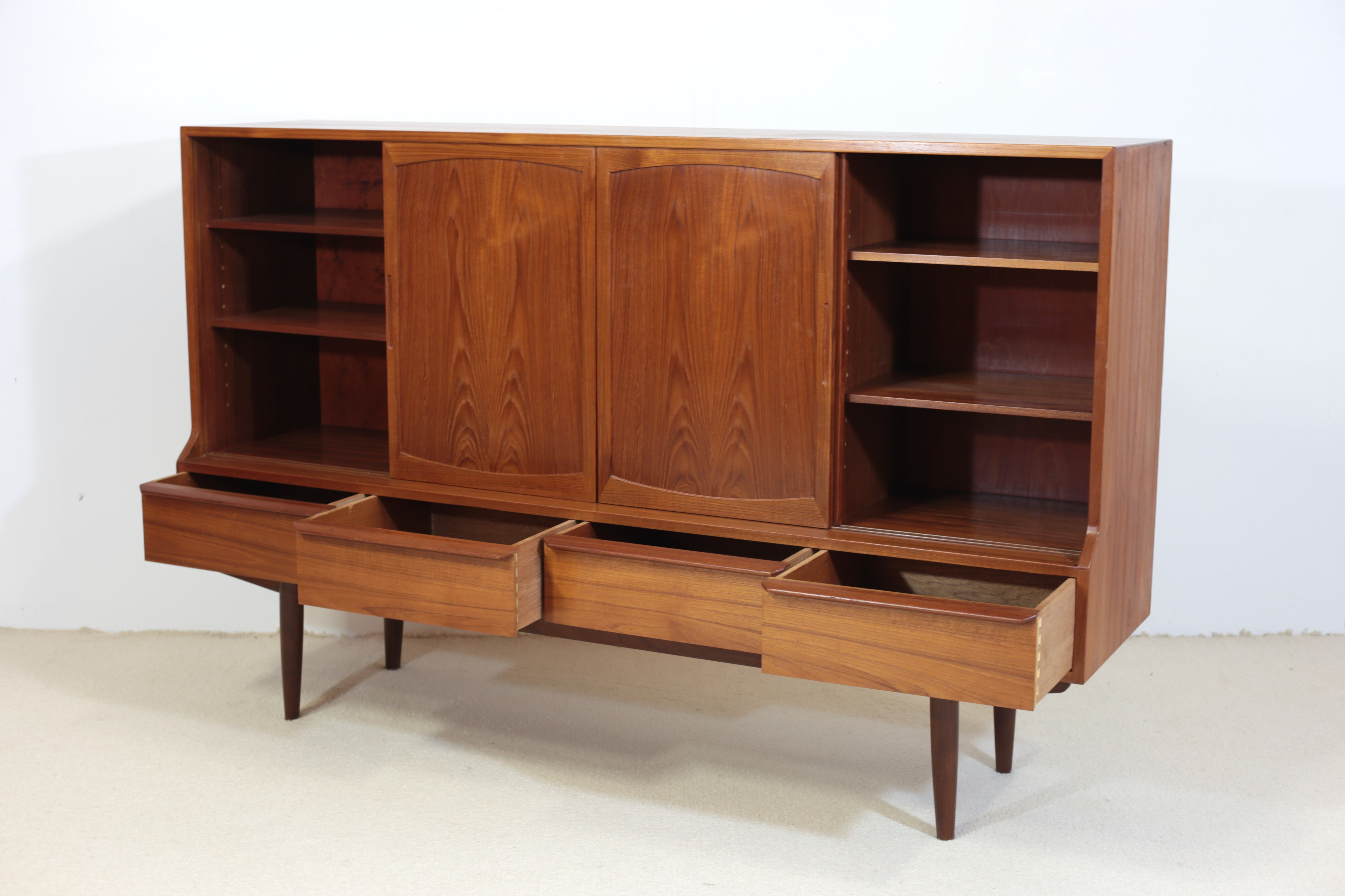 Henning Kjaernulf high sideboard