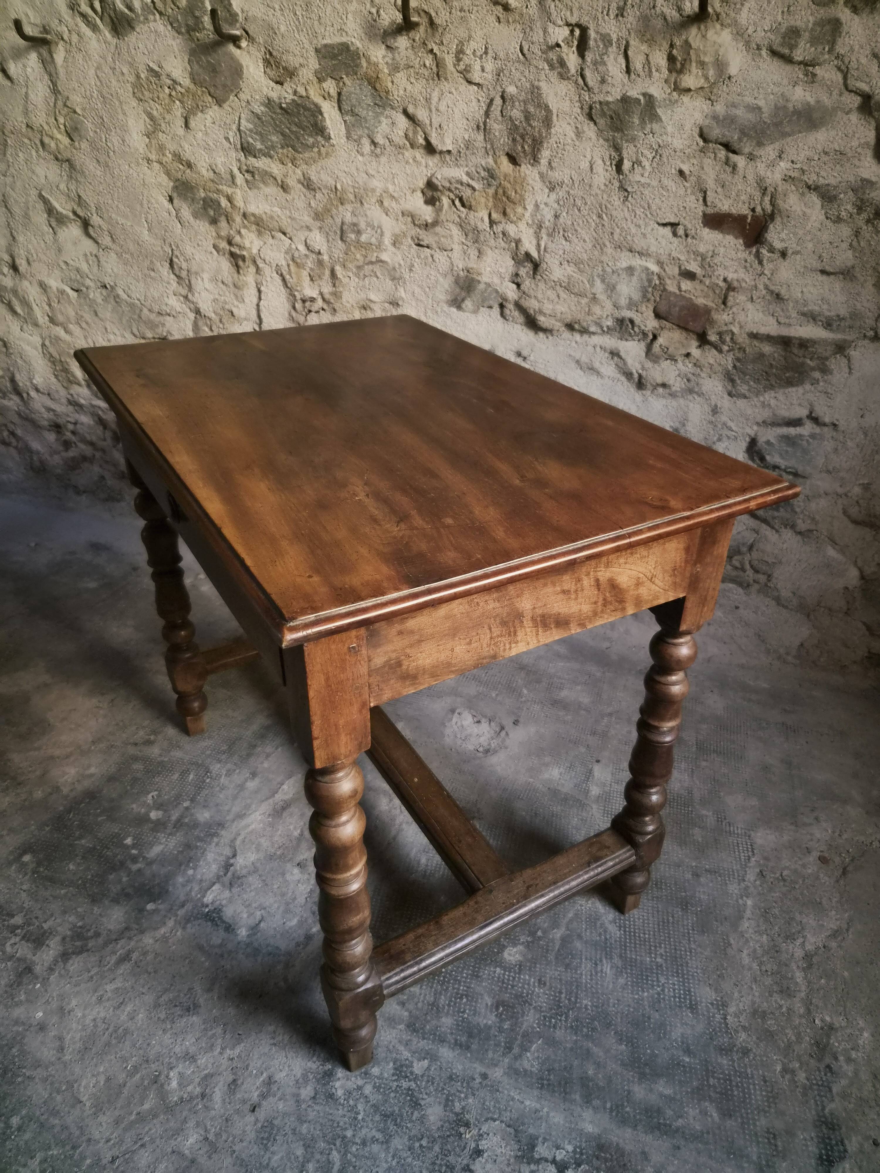 Table d'écriture française ancienne en noyer, bureau du XVIIIe siècle avec tiroir, vers 1750–1800