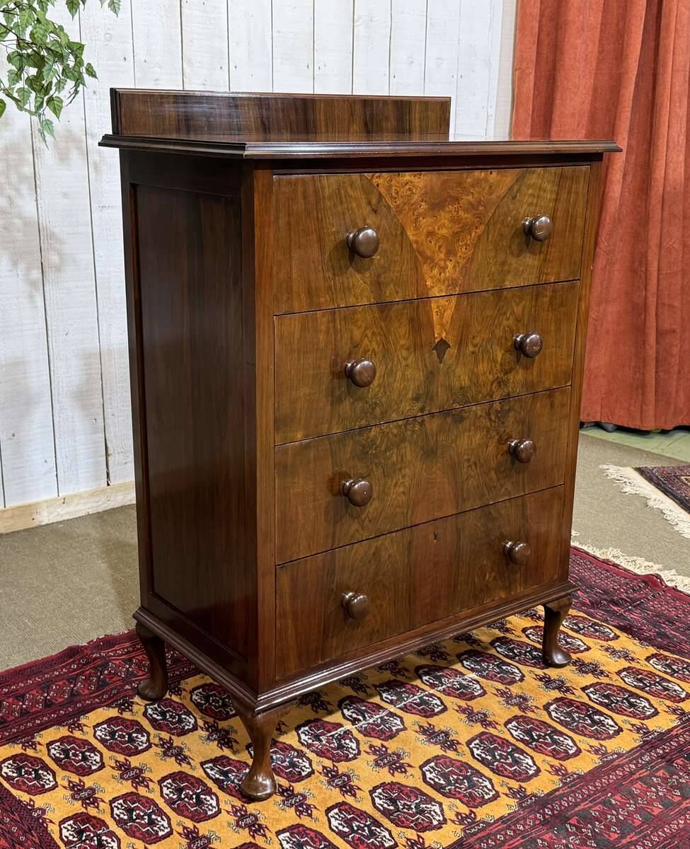 Commode anglaise en loupe de noyer et chêne, années 1930