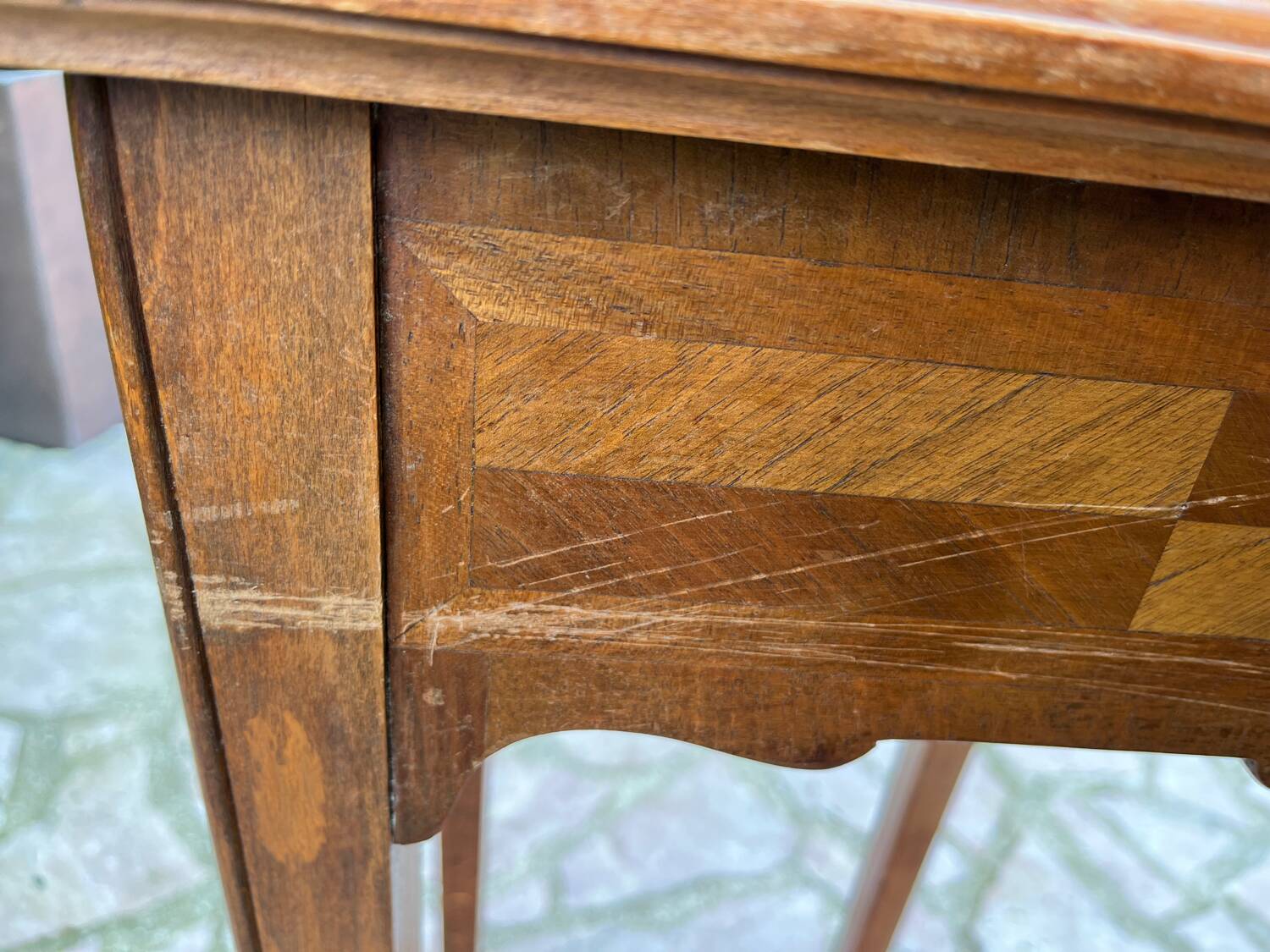 Chevet ancien, plateau en marbre