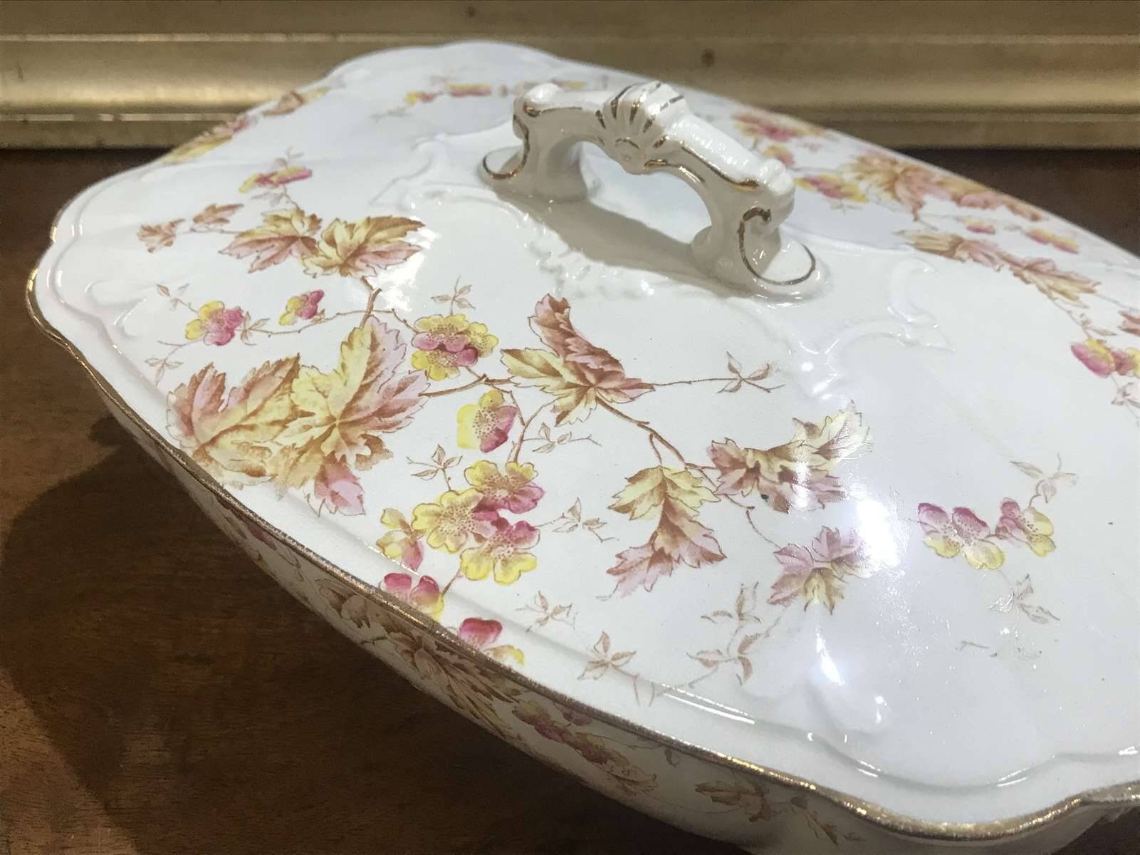 English ceramic vegetable dish from the early 20th century