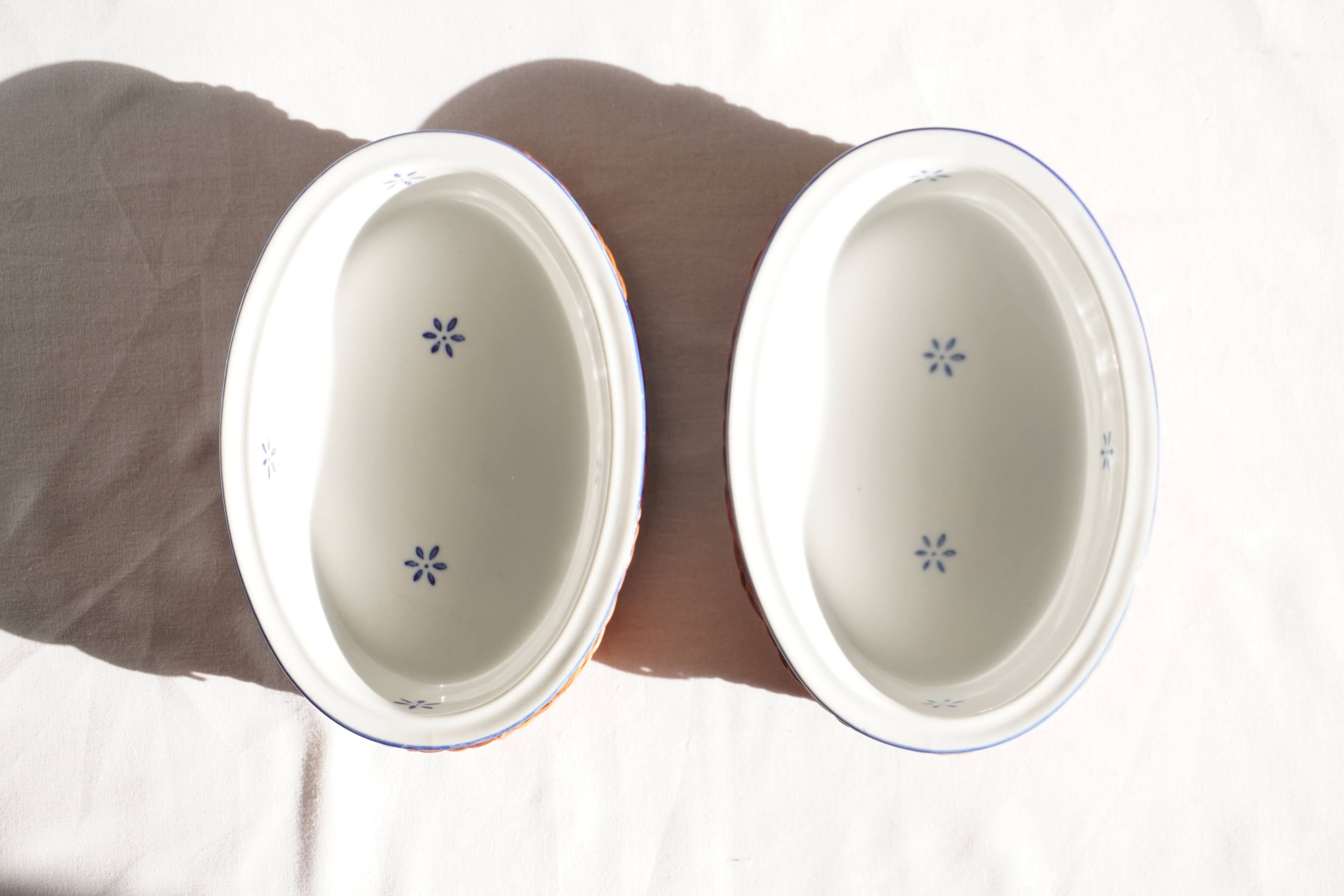 Set of 4 white porcelain dishes with blue decorations and wicker stands