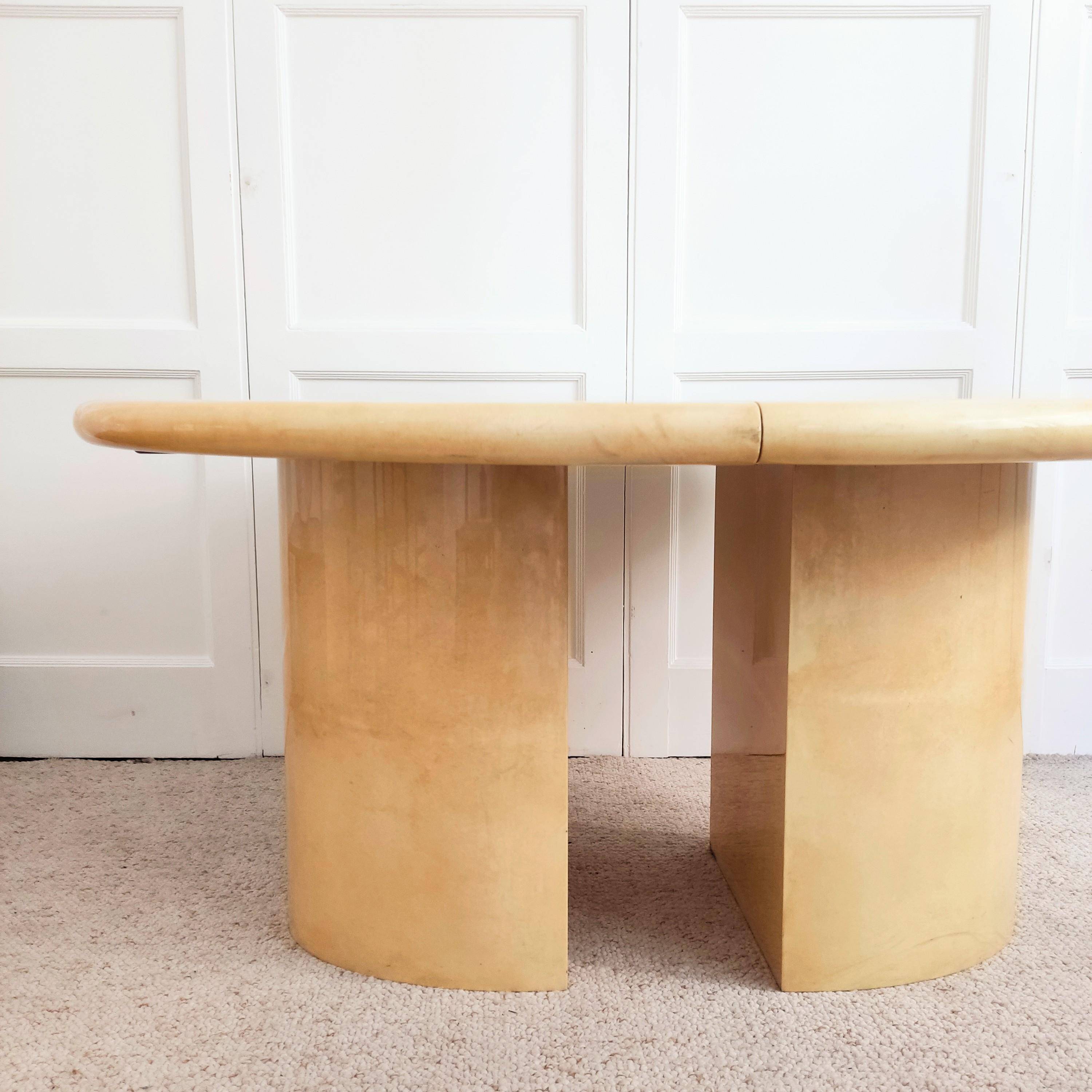 Table à manger en peau vernis