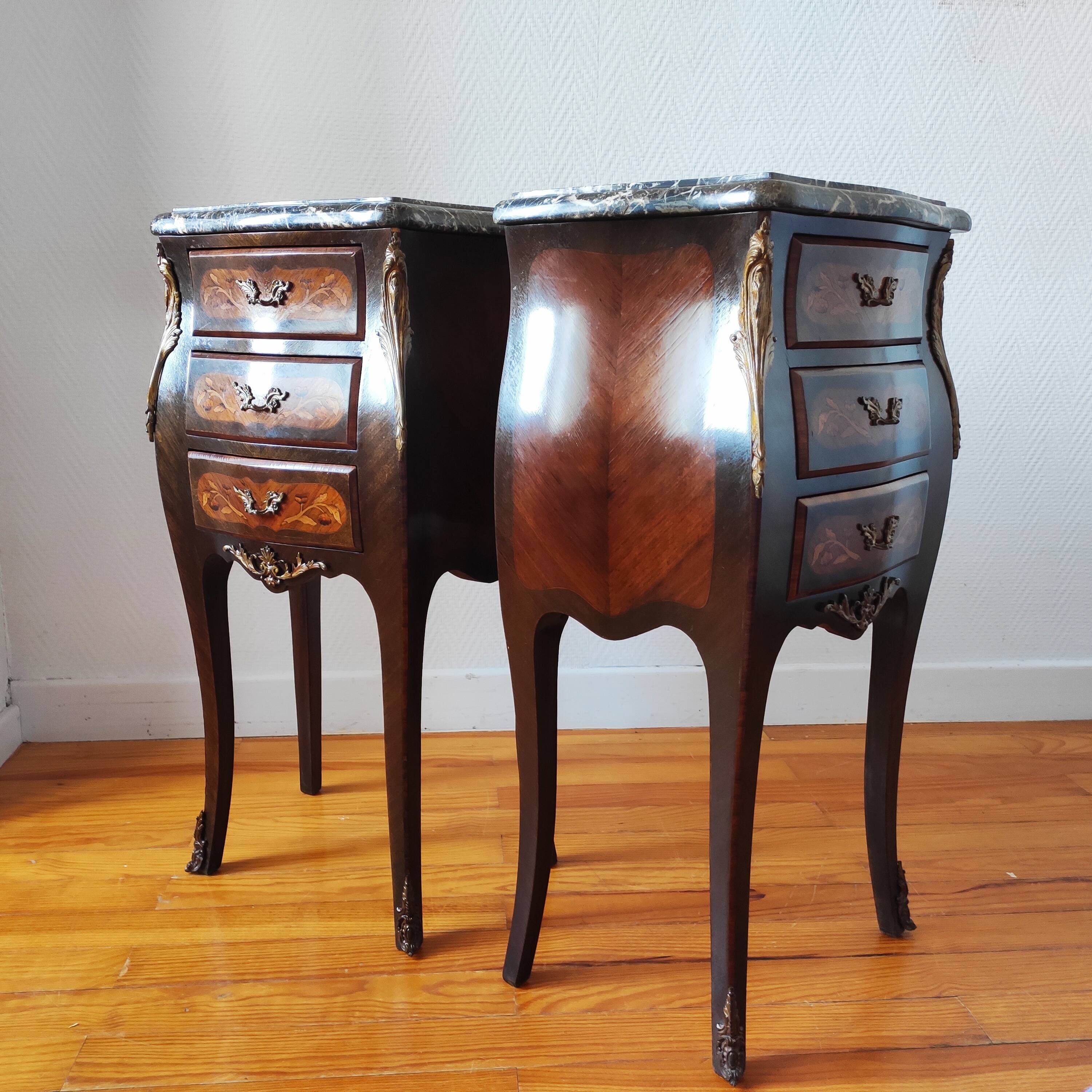 Paire de tables de chevet style Louis marbre noir
