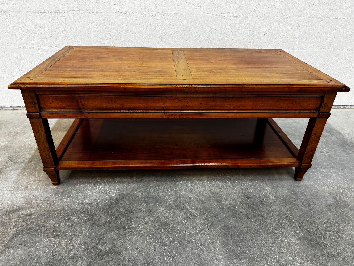 Coffee table with 2 drawers in solid wood.