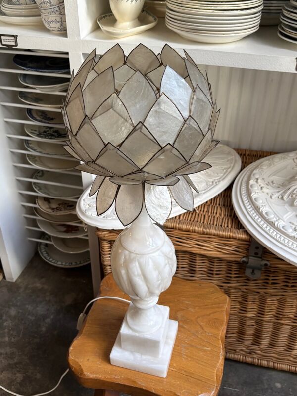 Lampe de table en albâtre et abat-jour formant artichaut