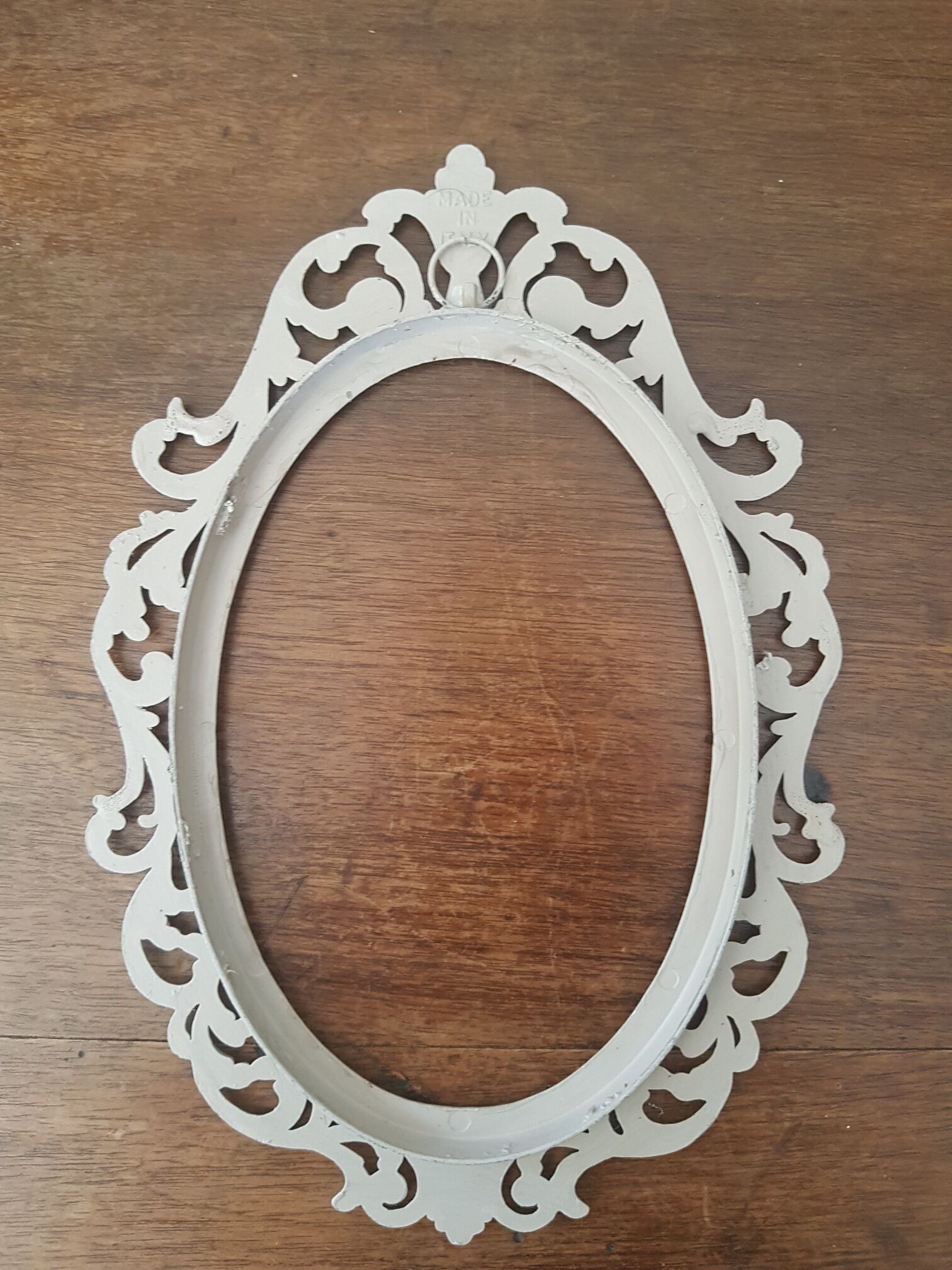 Oval frame molding patinated plant decoration