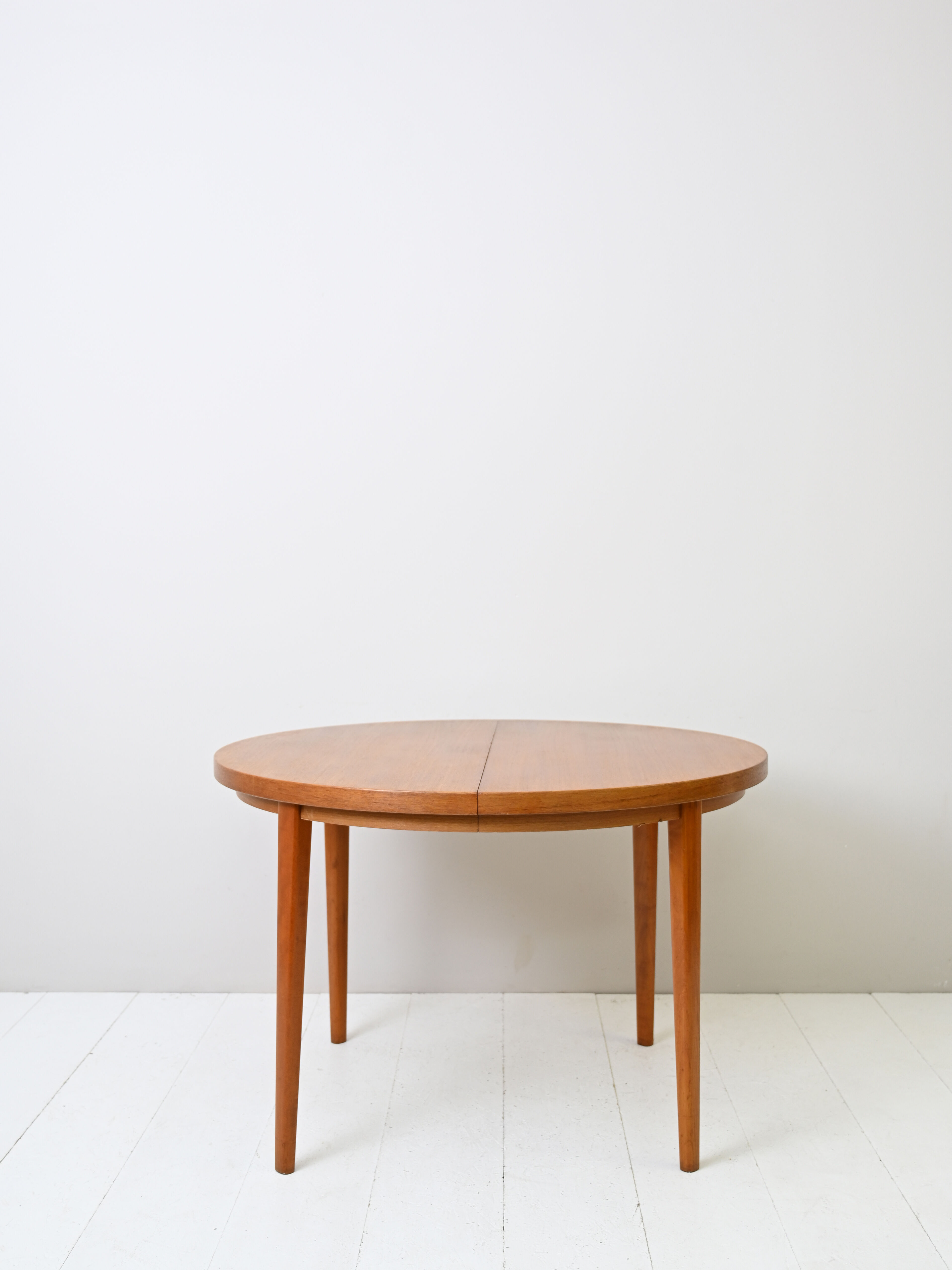 1960s Extendable round dining table