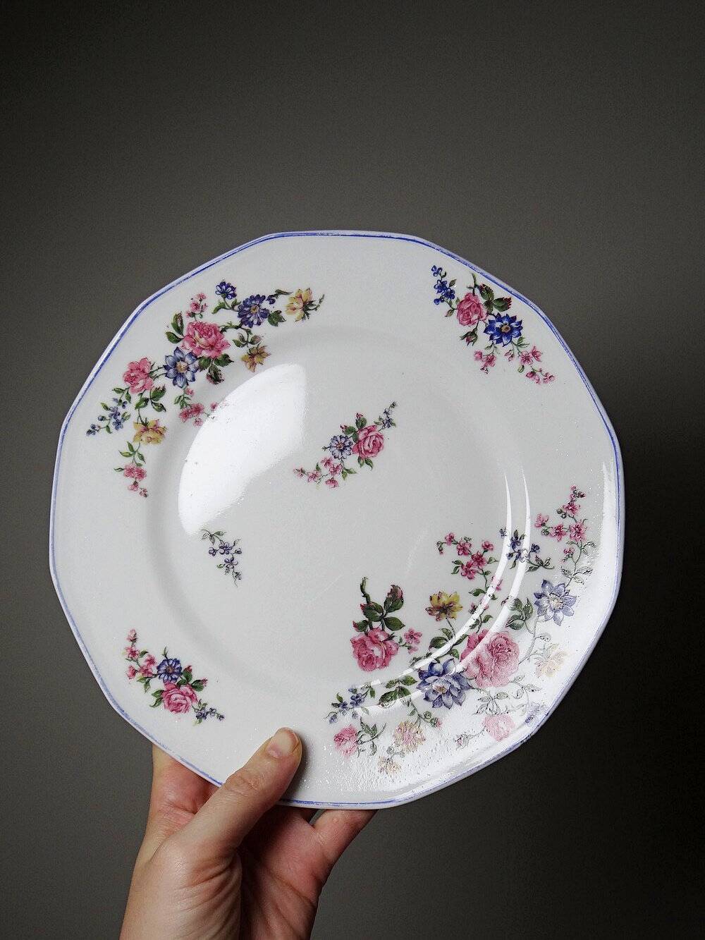 7 assiettes à dessert Bernardaud en porcelaine de Limoges décor floral, années 20-50