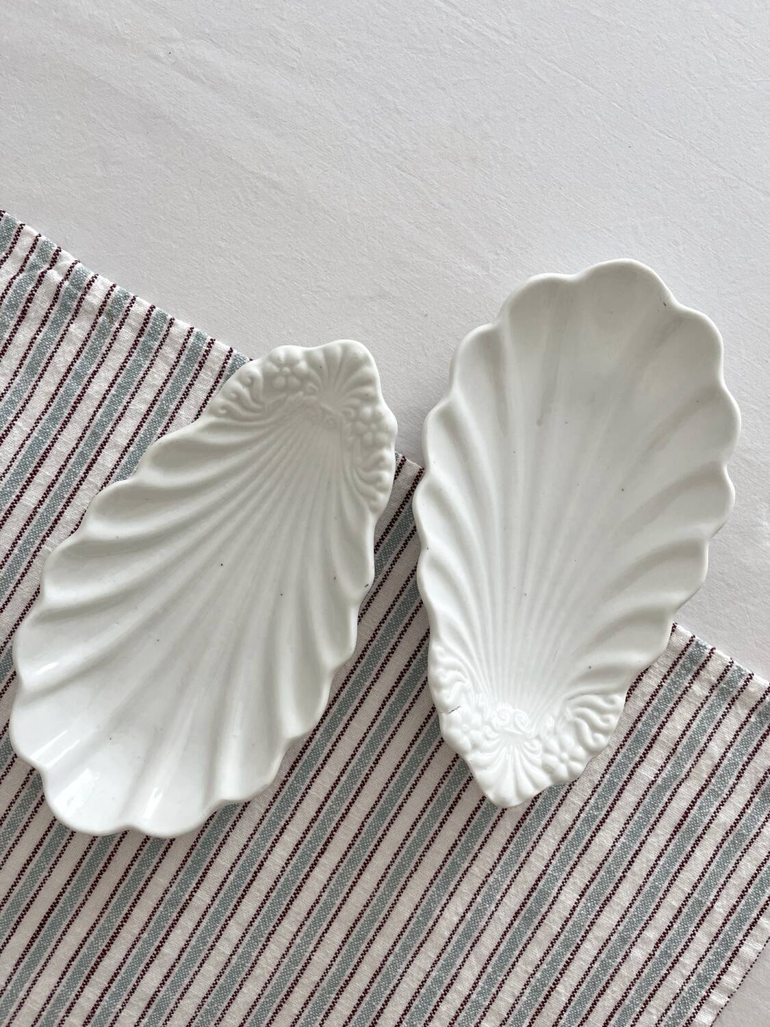 Ravier shell-shaped ramekin in antique porcelain