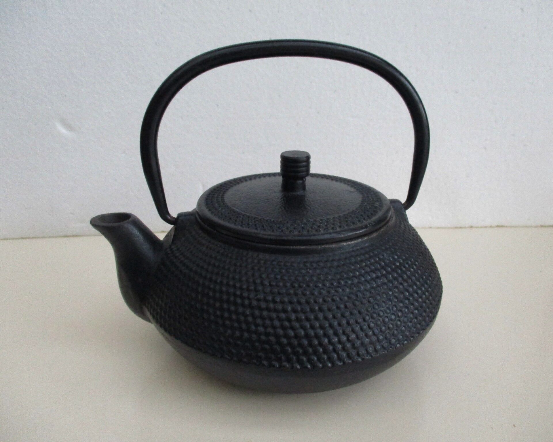 Théière en fonte noire