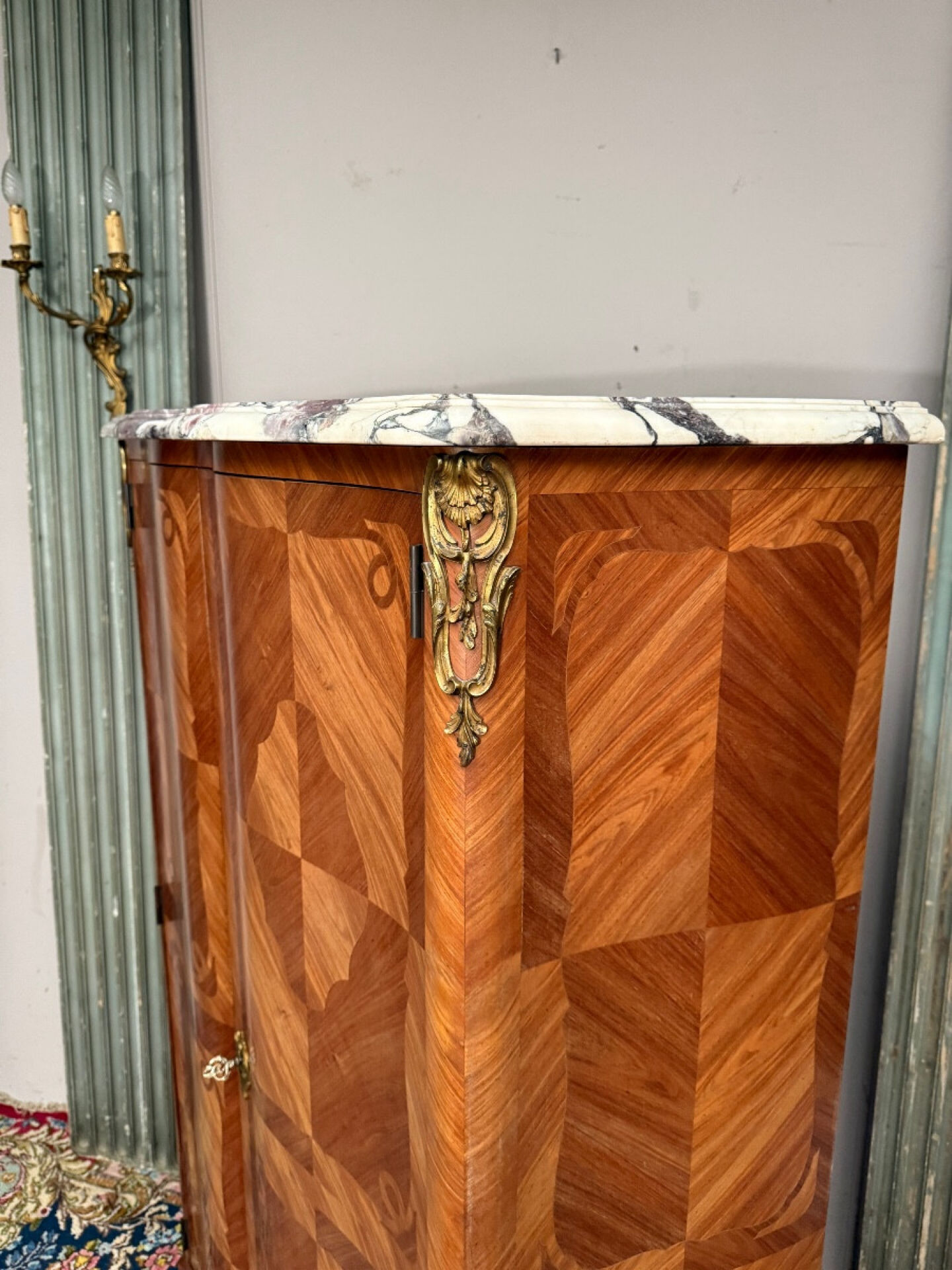 Buffet armoire de style louis xv en marqueterie