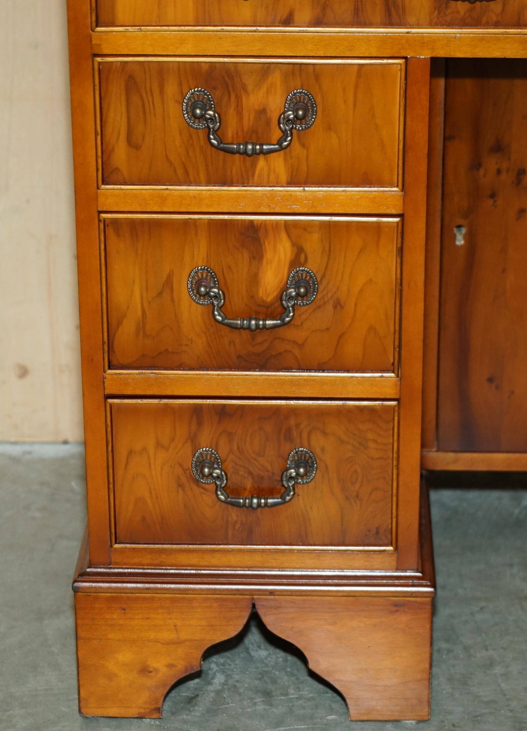 Bureau à deux caissons en bois de if frisé et cuir