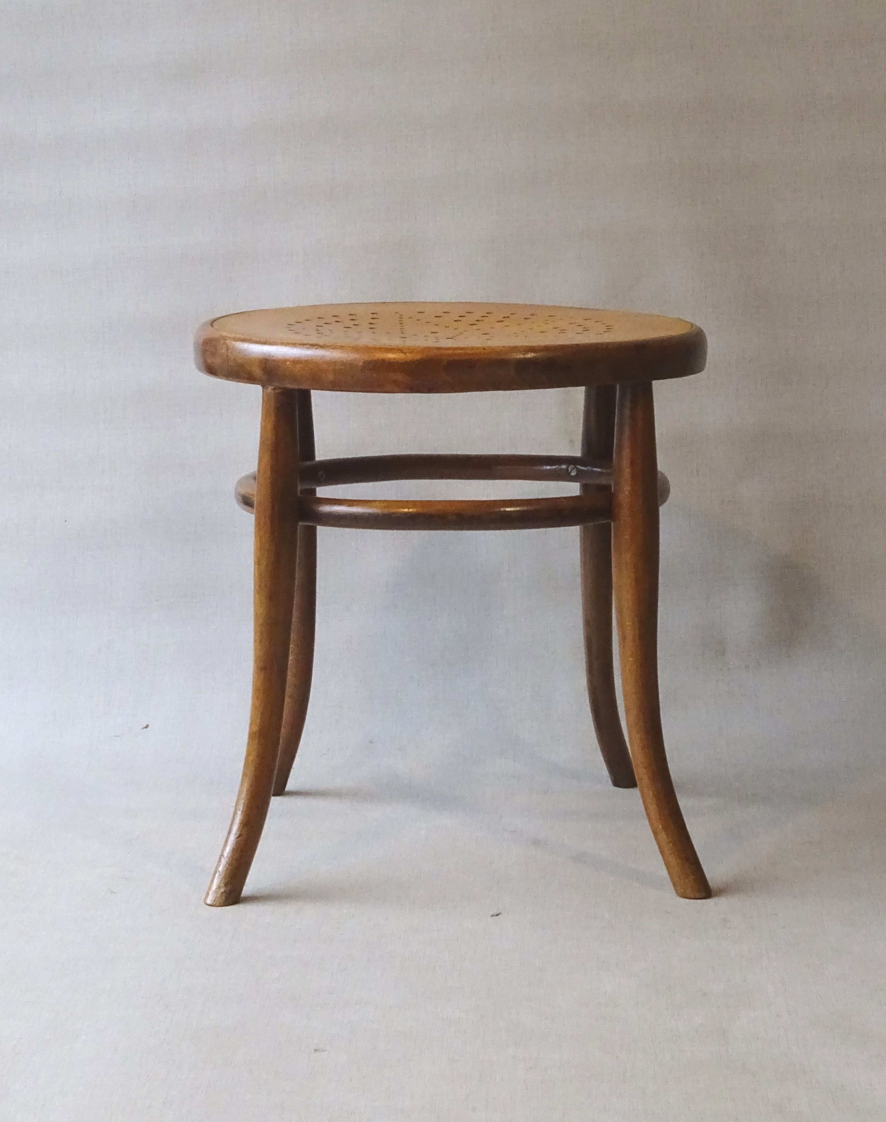 Tabouret bas en bois courbé, assise étoilée, 1920