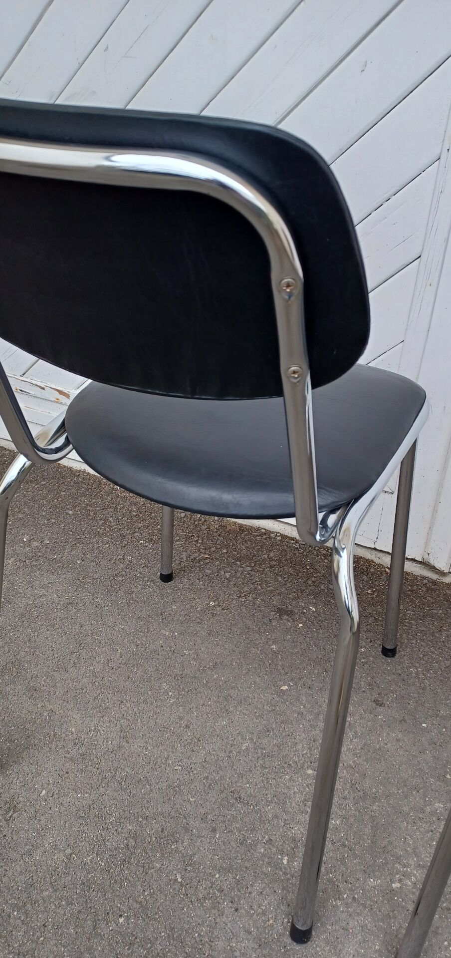 Paire de chaises vintage skaï et chrome