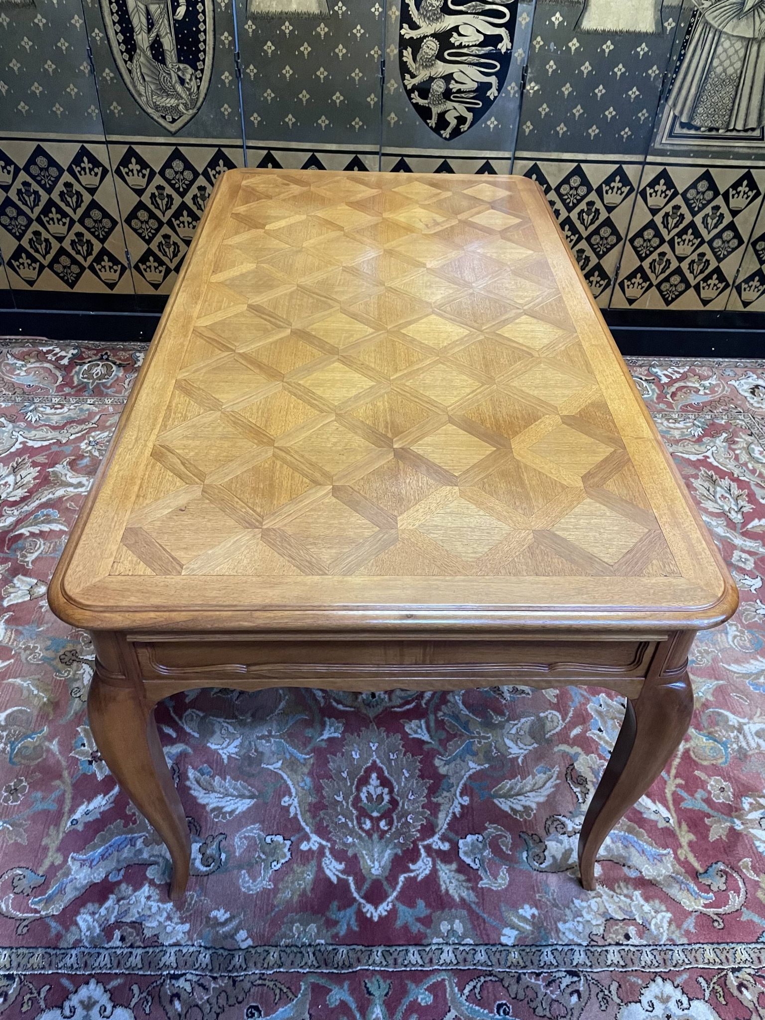 Bureau plat de style Louis XV en acajou blond
