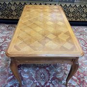 Bureau plat de style Louis XV en acajou blond