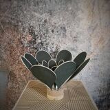 Lampe à poser fleur composée de pétales en rotin et lin vert sapin