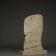 Sculpture monumentale de tête stylisée. Années 1970.
