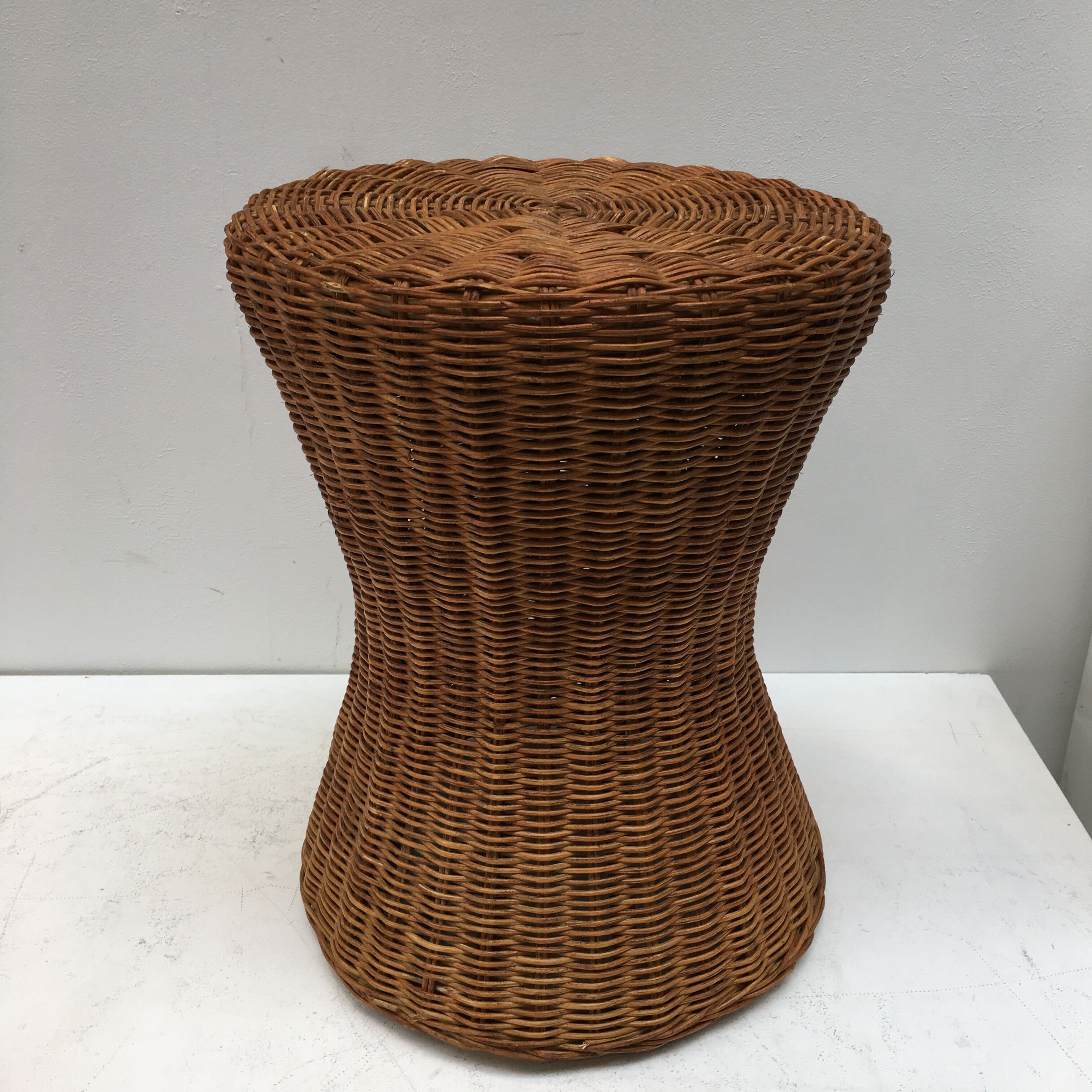 Tabouret diabolo en rotin tressé