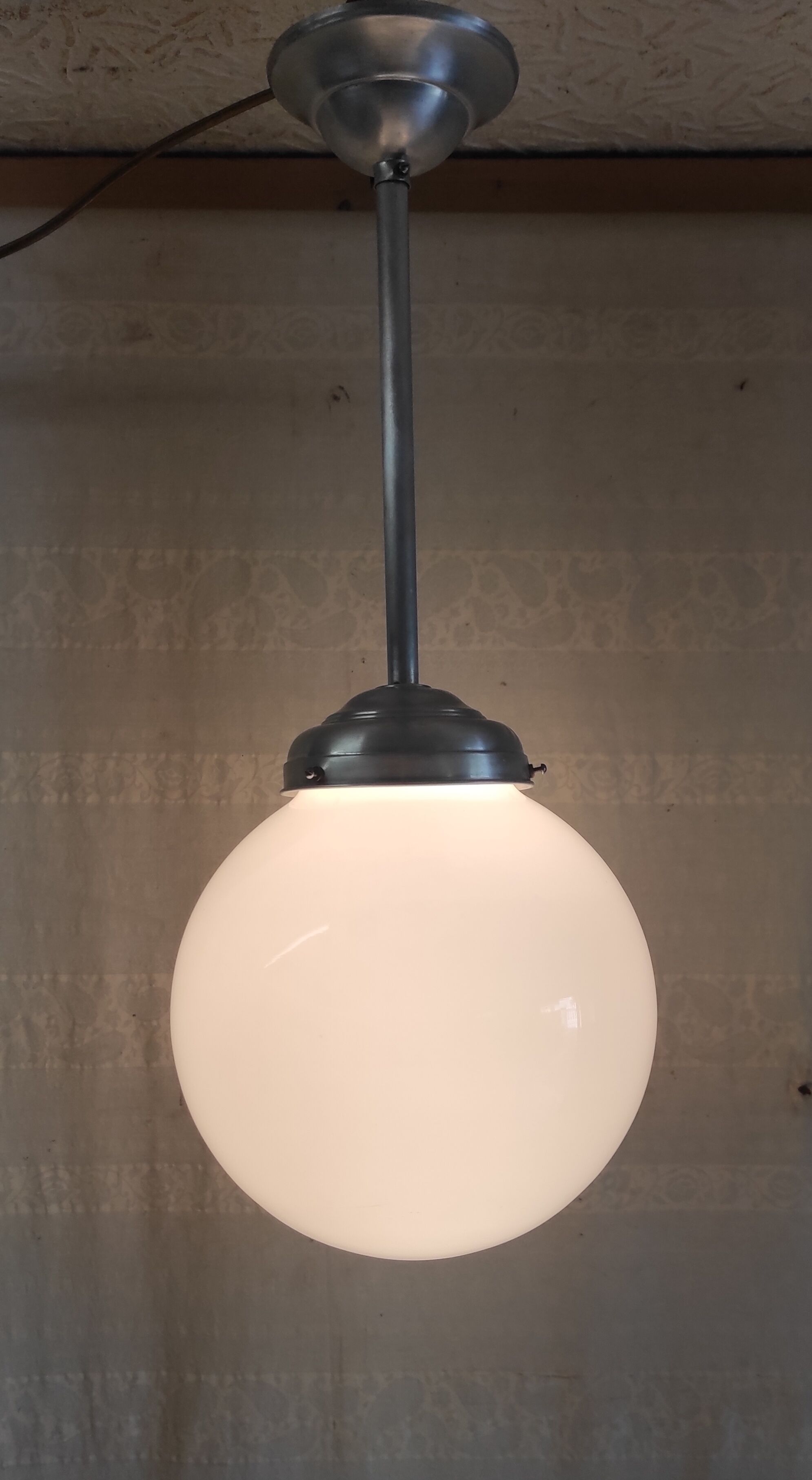 Suspension style Bauhaus globe en opaline XL, mid. XXeme
