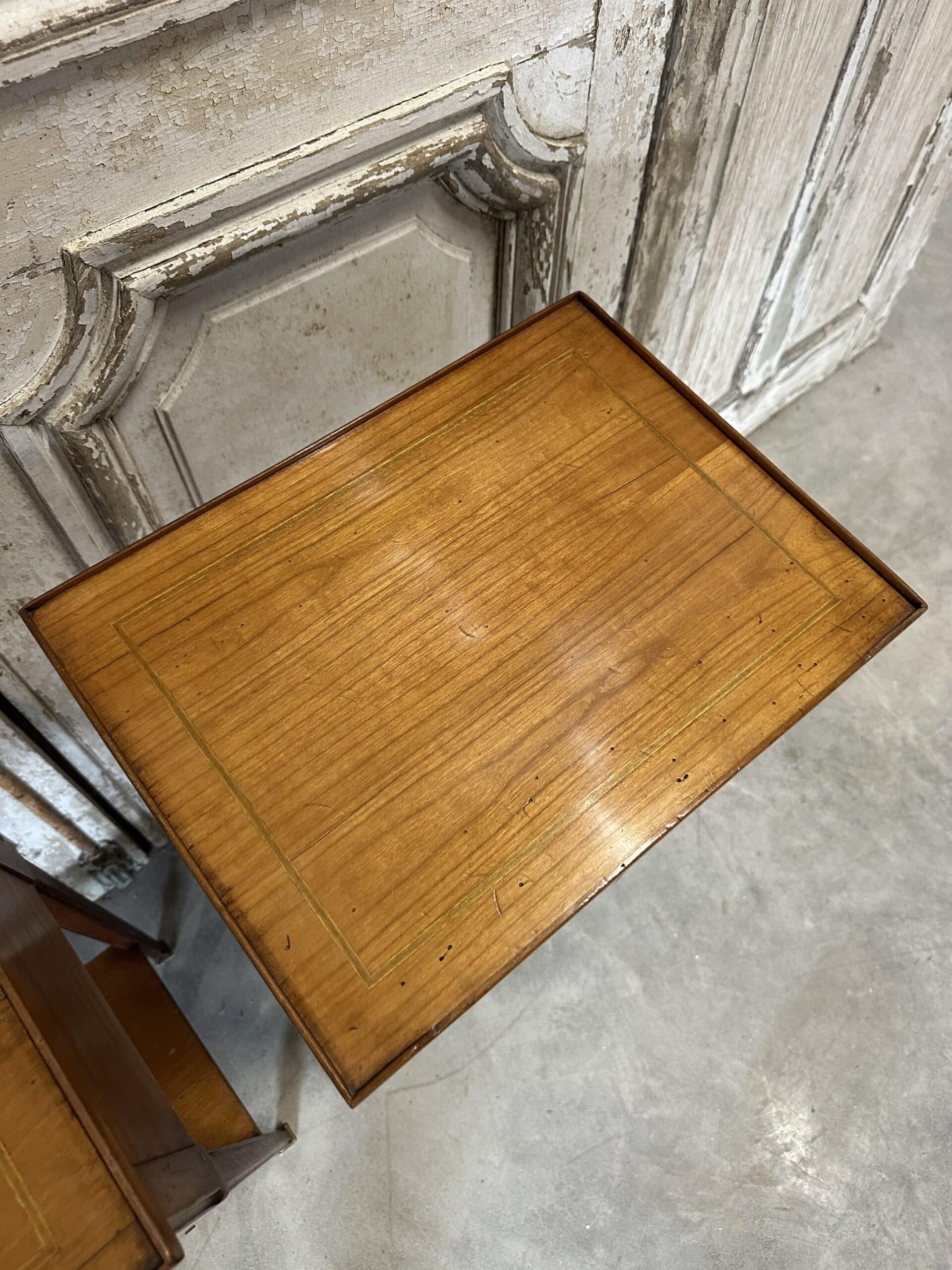 Paire de chevets de style Directoire en merisier, 20e siècle