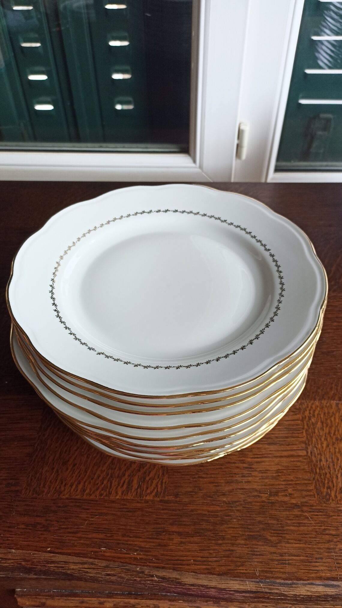 12 flat plates in SFP porcelain - White and Gold