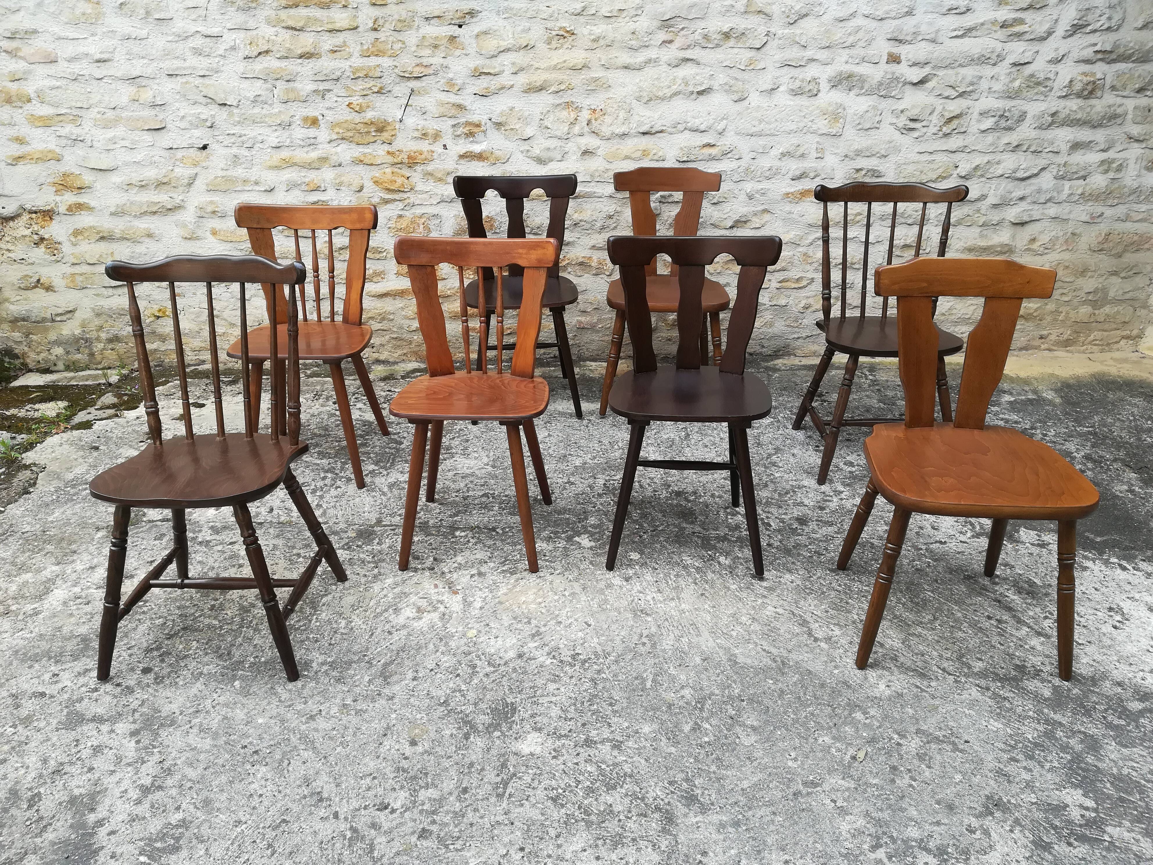 Chaises de bistrot dépareillées