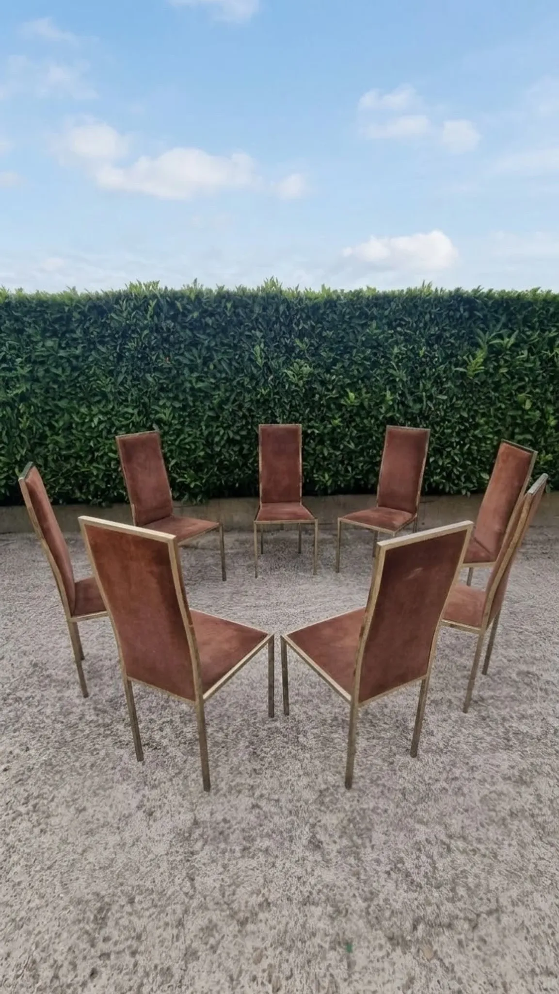 8 vintage 1970s chairs in brass and velvet with high backs.
