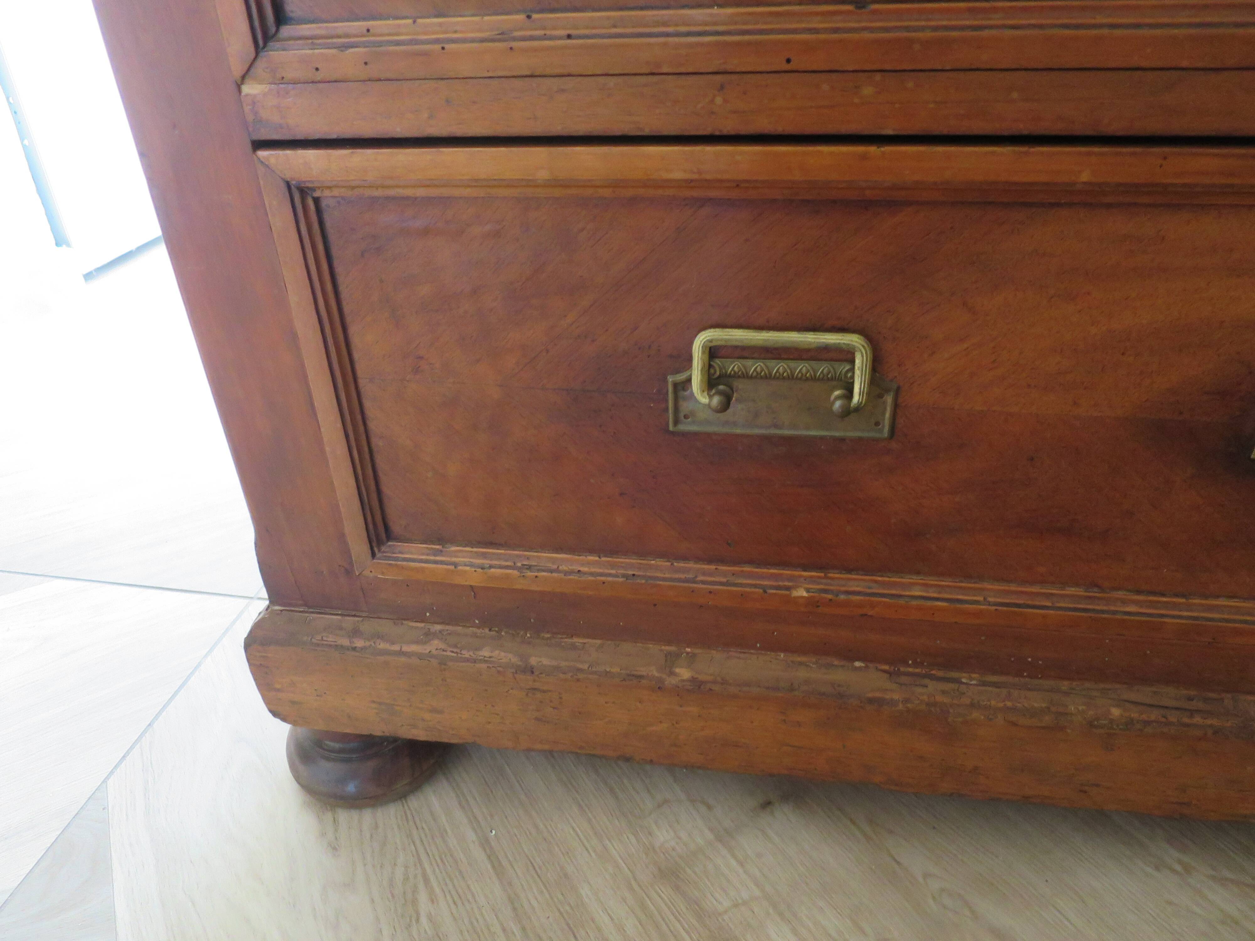 Louis Philippe style chest of drawers with 4 drawers in solid walnut and marble, 1900-1950.