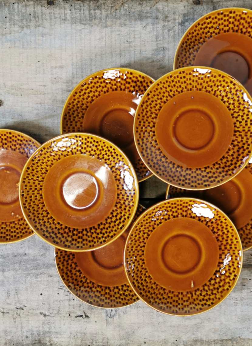 Set of 8 cups accompanied by their saucers