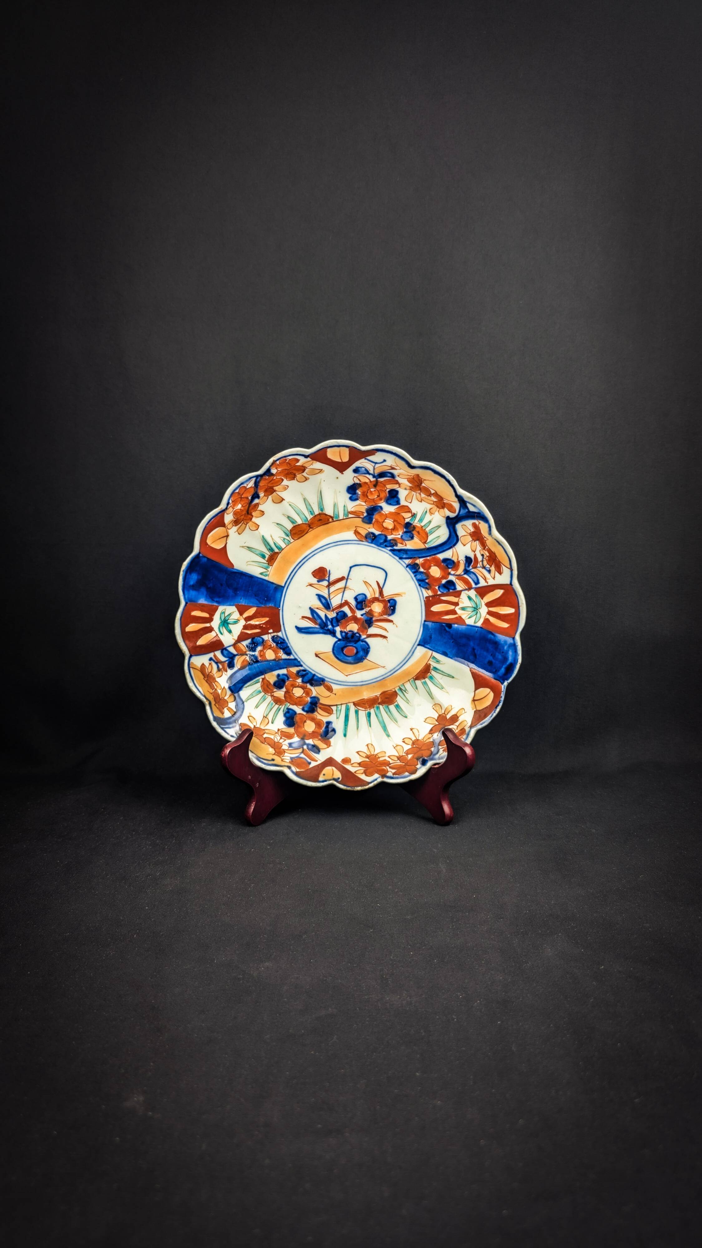 Imari porcelain plate with Japanese-style floral decoration, late 19th century