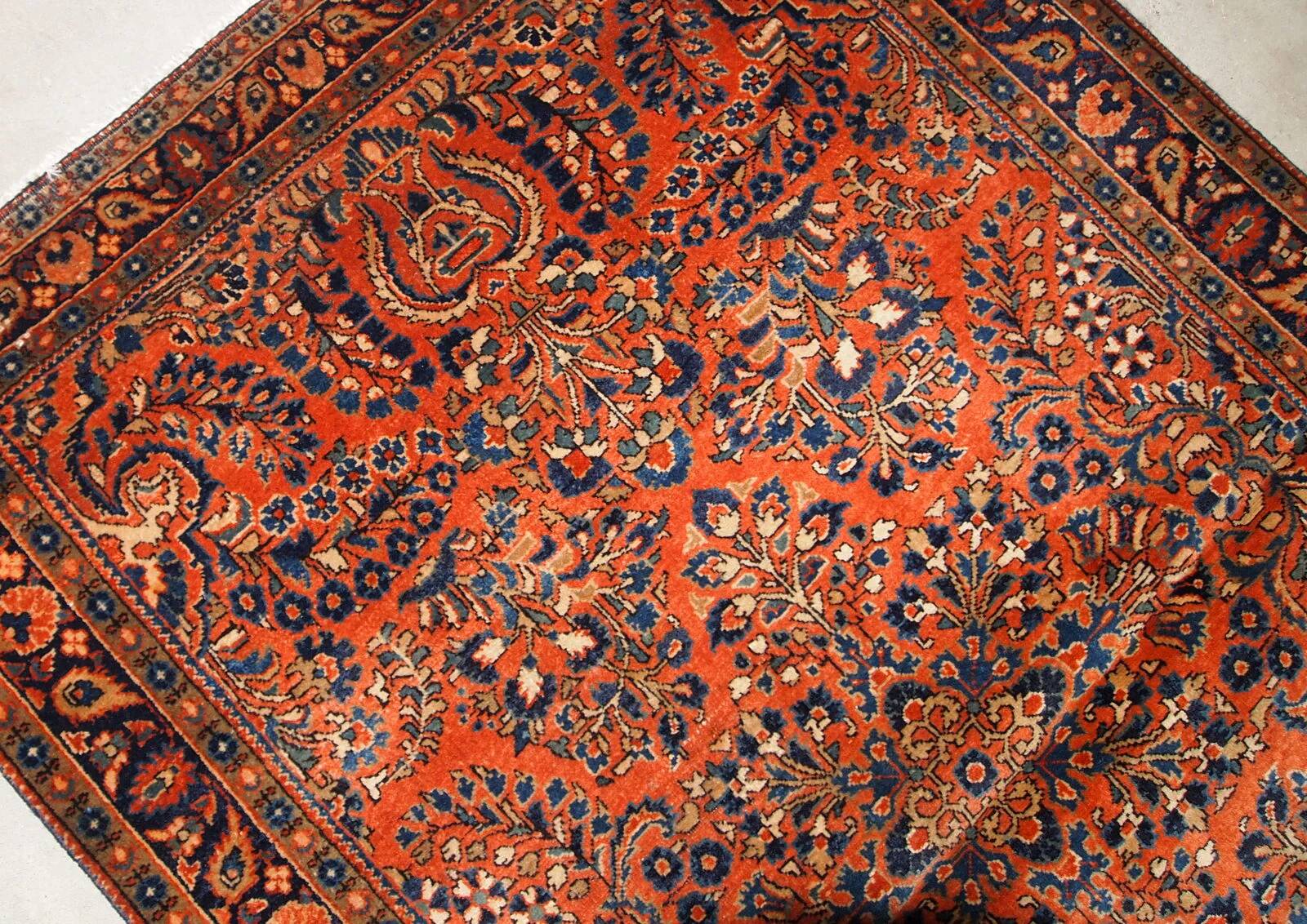 Handmade antique Persian Sarouk rug 3.3' x 5.4' (100cm x 164cm) 1920s - 1B695