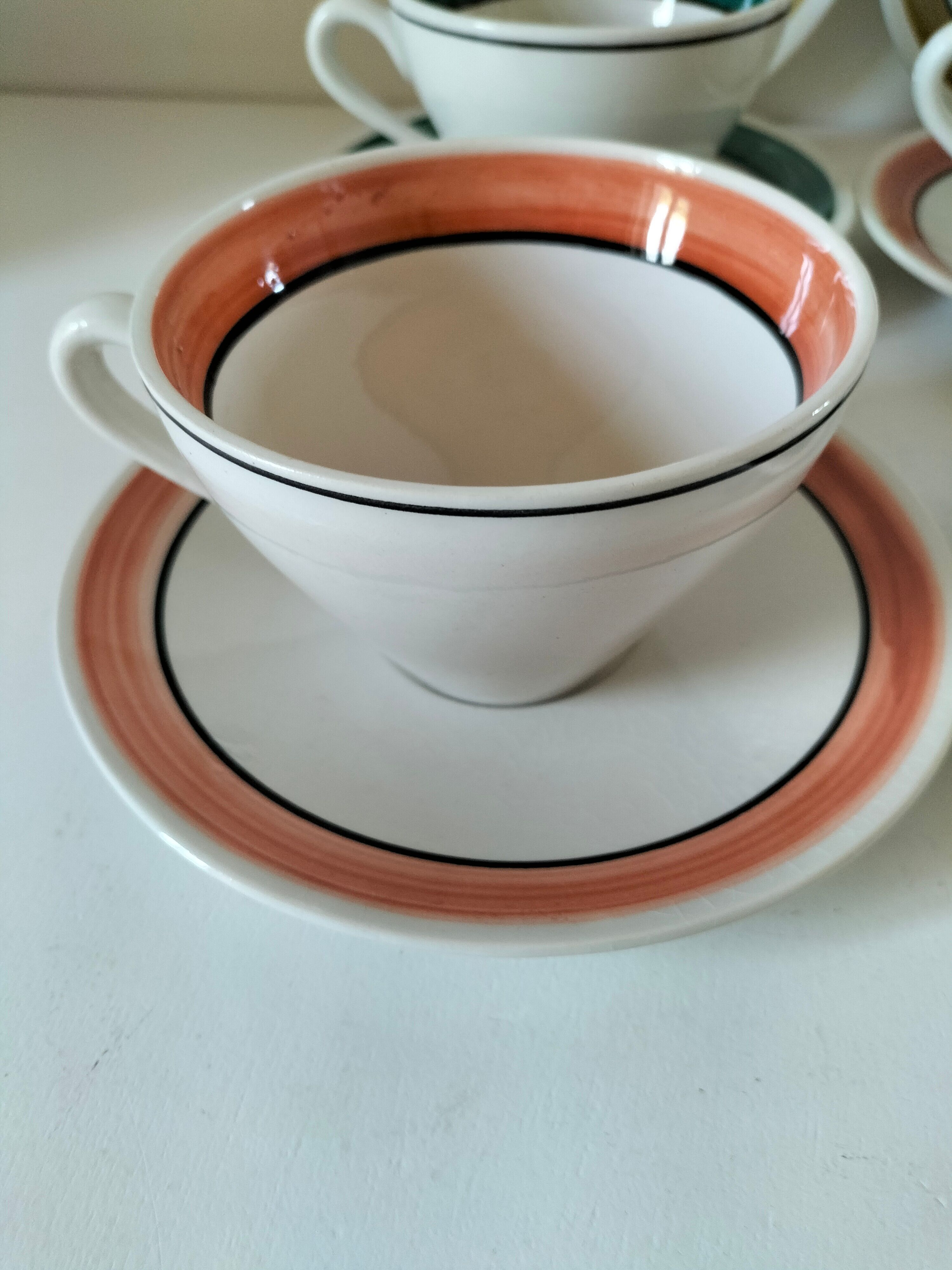Ensemble de 4 grandes tasses vintage et 6 sous-tasses graphiques