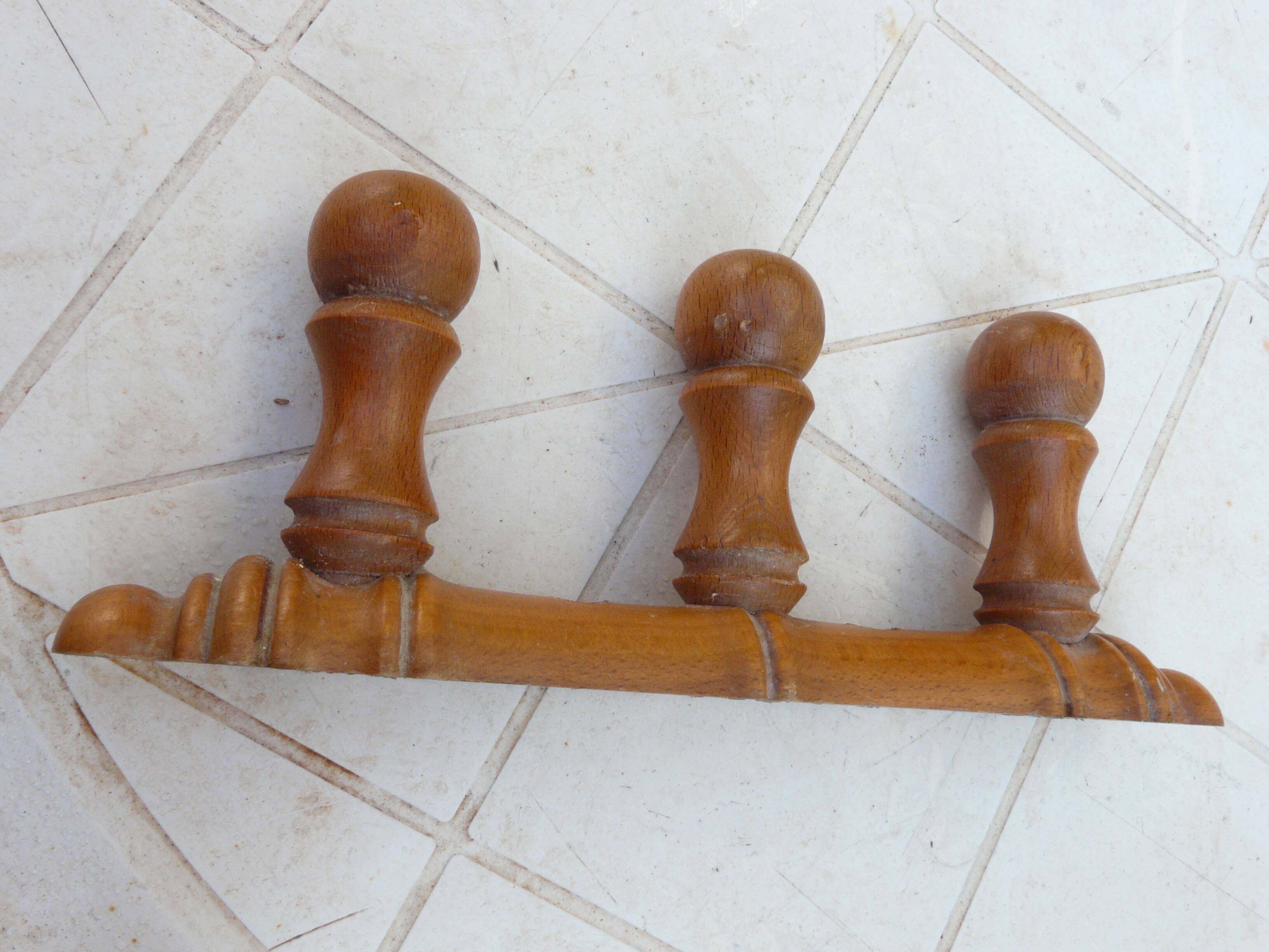 Wall-mounted coat rack circa 1940 in turned wood with 3 hooks