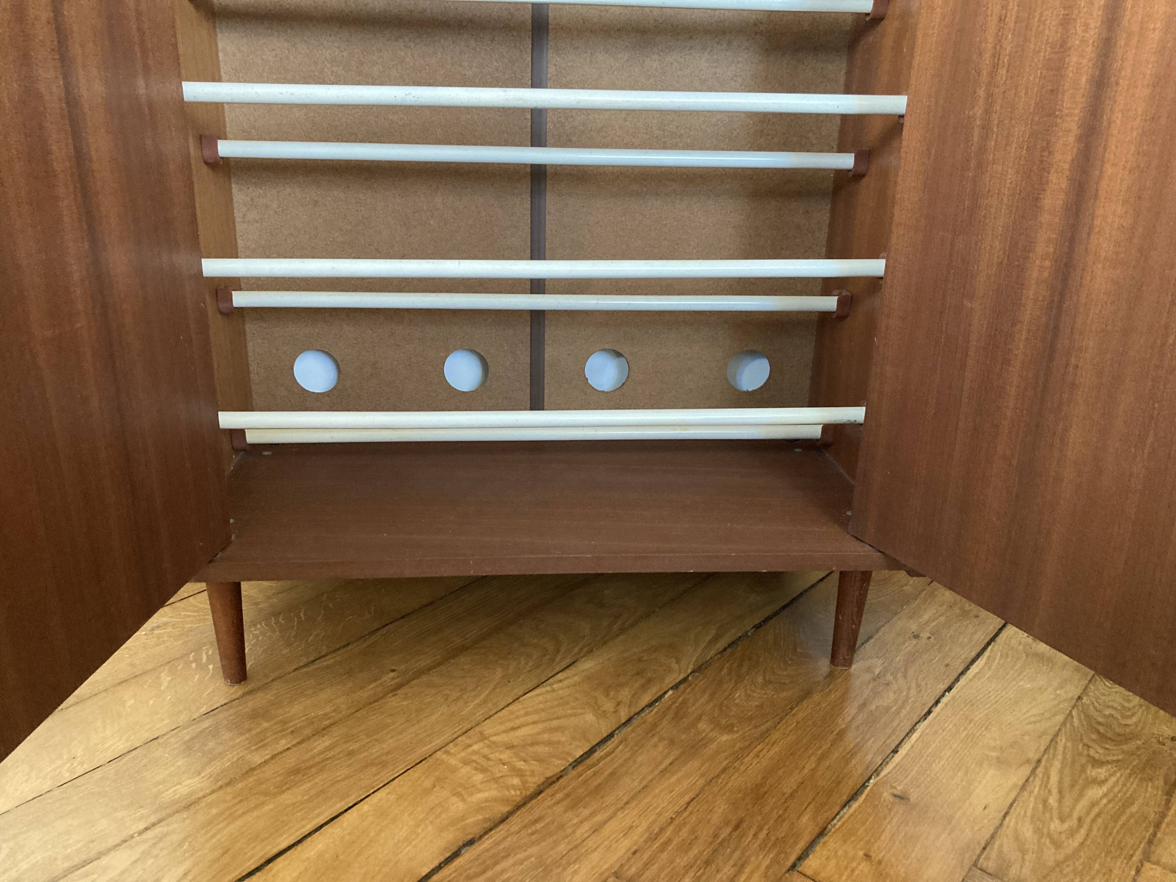 Shoe cabinet