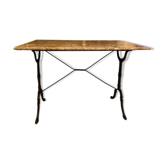 Pink marble bistrot table