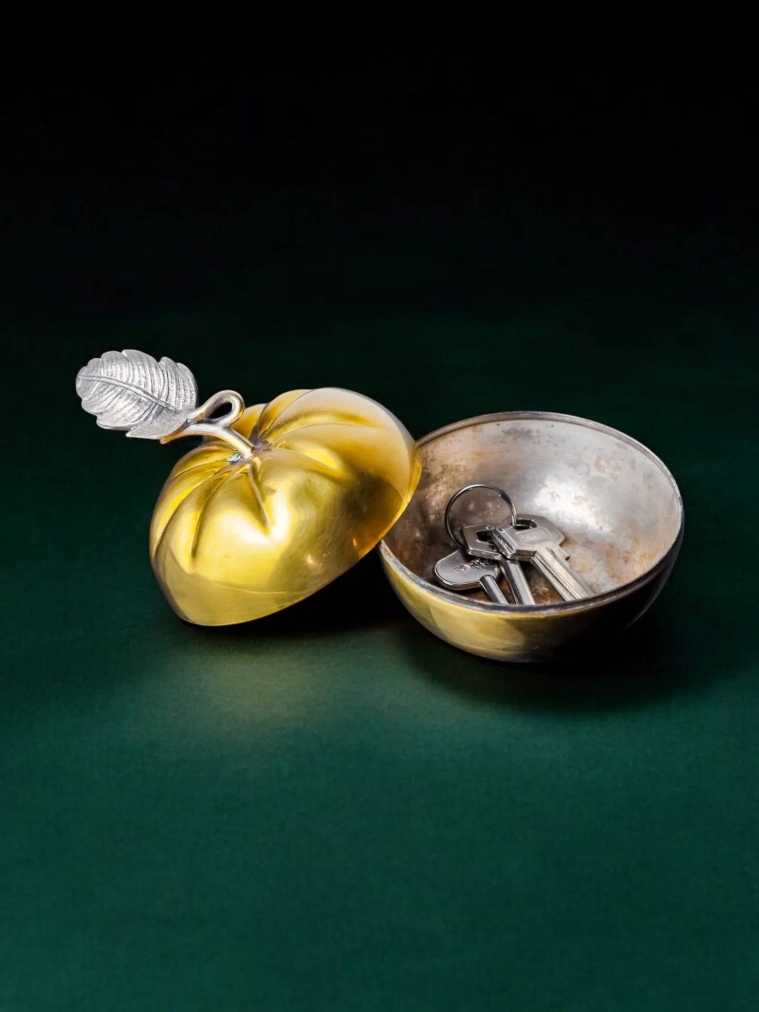 Boîte de vanité en laiton en forme de pomme, Italie, années 1970