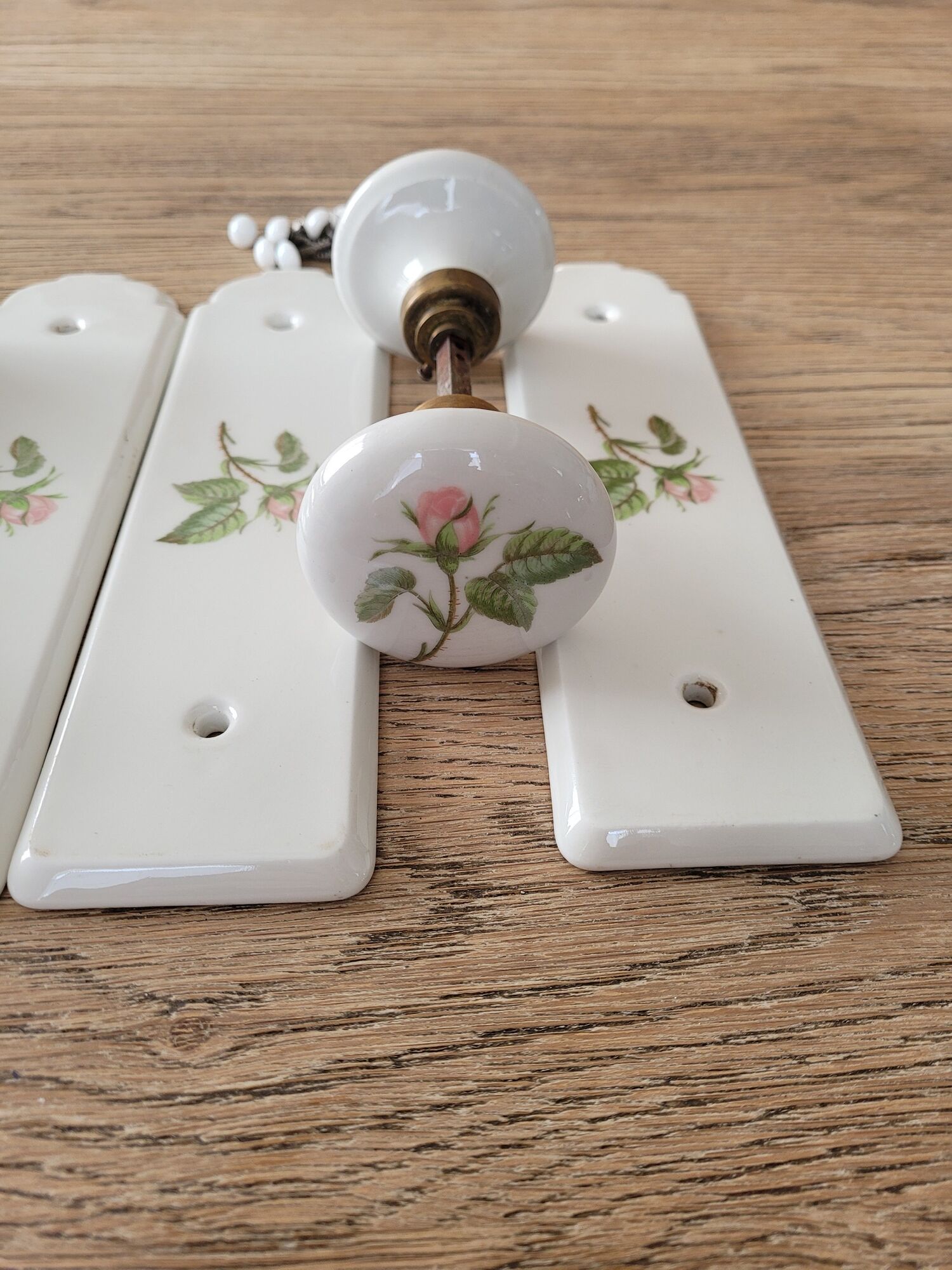 Set of 2 Porcelain door handles and cleanliness plates