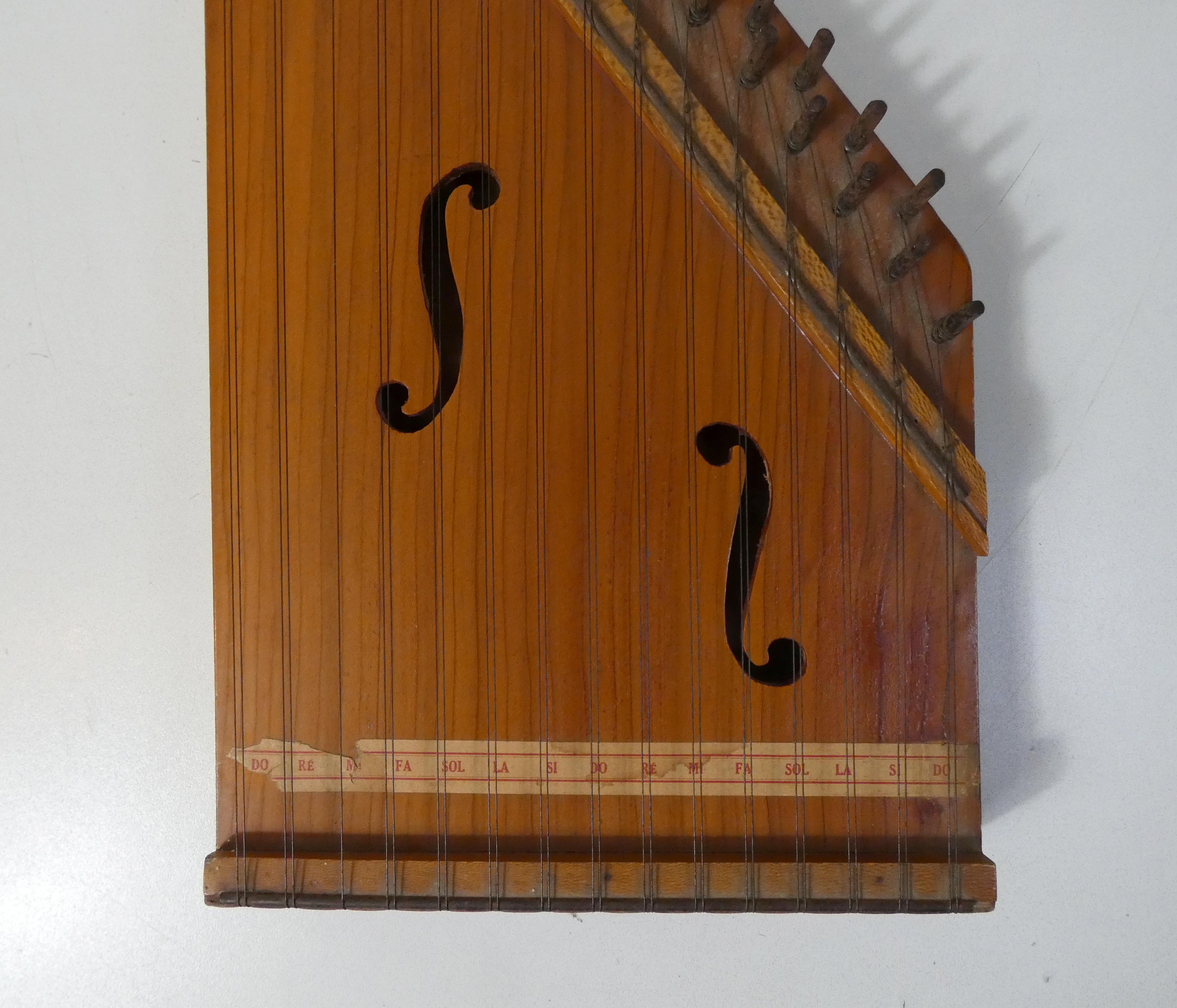 Old zither with 17 scores