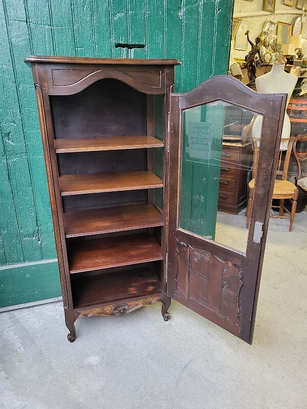 Vitrine 1 porte avec 3 cotes vitres en noyer style louis xv