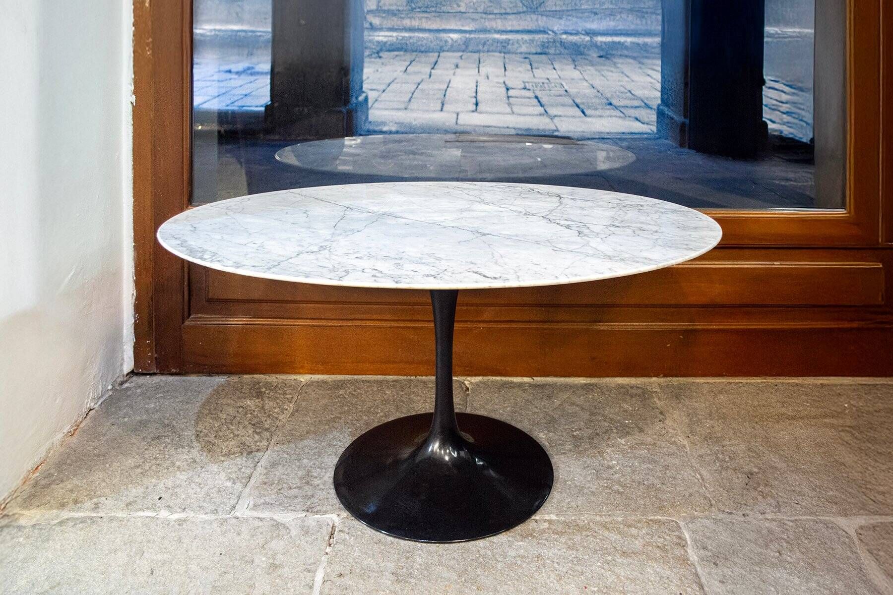 Oval Tulip coffee table with marble top by Eero Saarinen for Knoll International, 1980s.