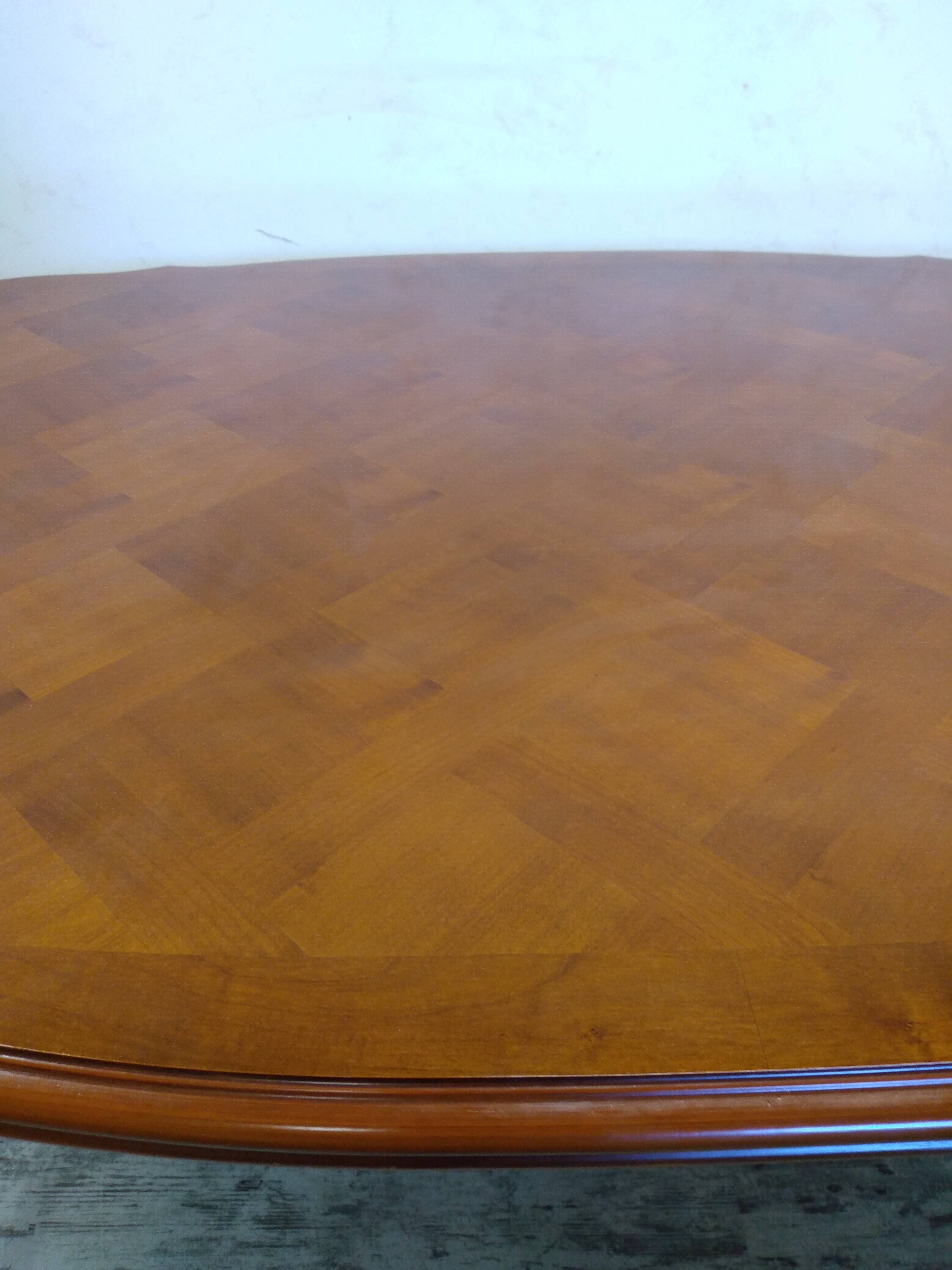 Regency style table with integrated extensions